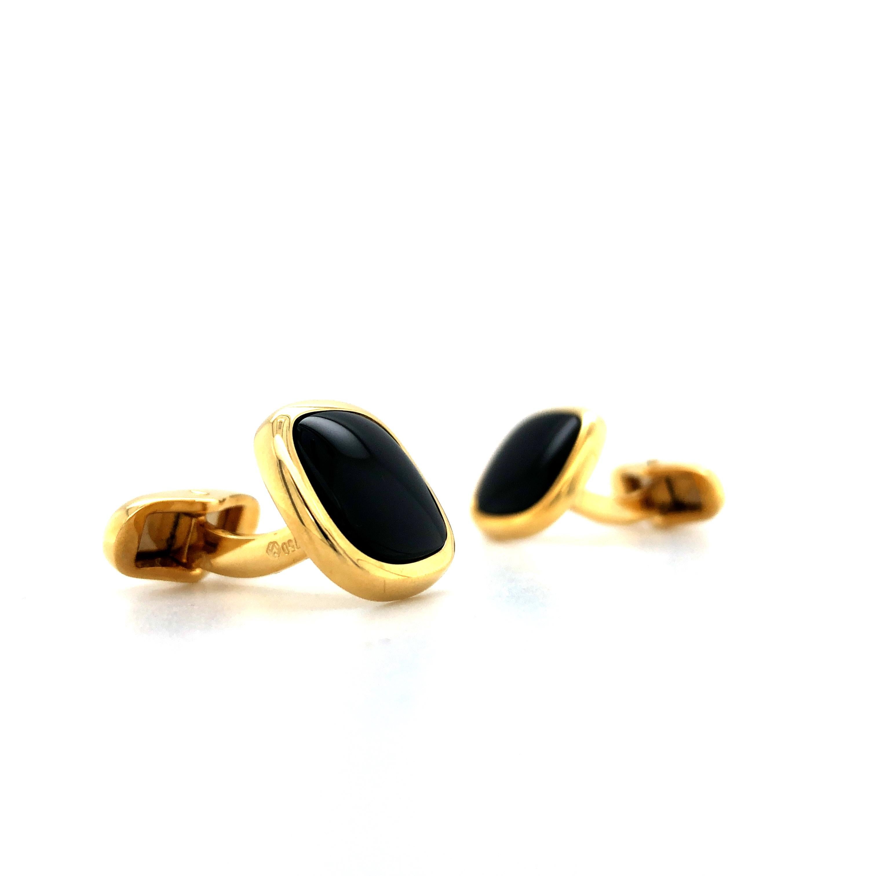 Boutons de manchette Victor Mayer carrés à coins arrondis, Collection S, or jaune 18 carats, 2 incrustations de cabochon d'onyx

A propos du créateur Victor Mayer
Victor Mayer est internationalement reconnu pour ses designs élégants et intemporels