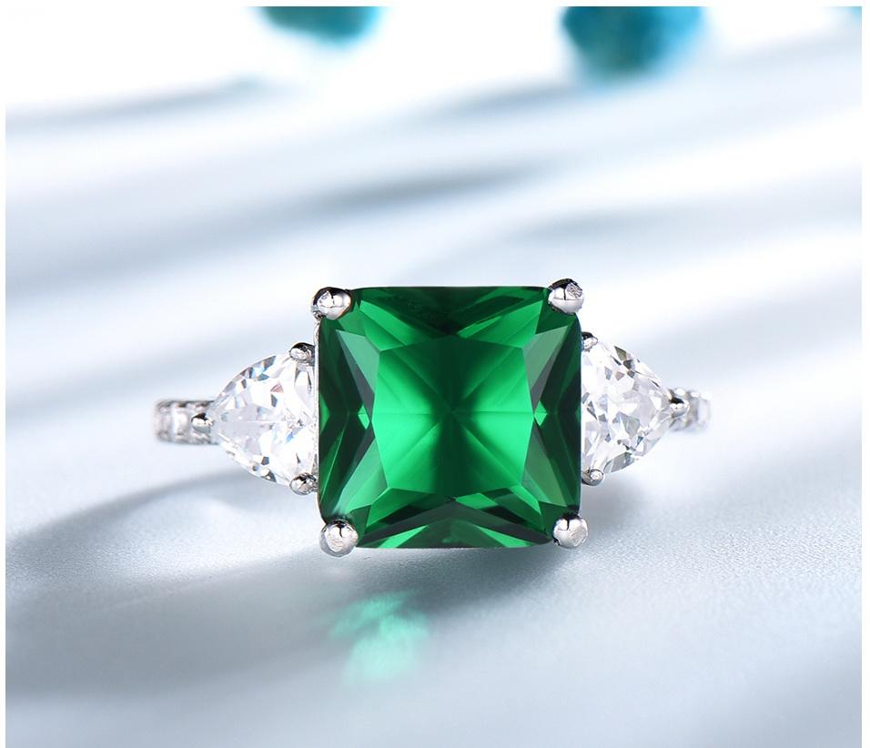 Square Cushion Emerald Green Cubic Zirconia with Two Trillion Cuts, Silver Ring In New Condition For Sale In New York, NY