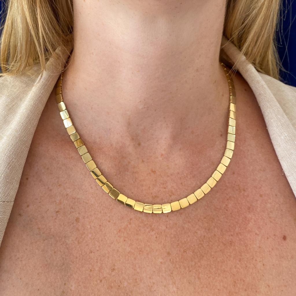 Diese 6 mm breite, spiegelnde Halskette wurde für uns in der Türkei hergestellt und ist herrlich gewagt! Diese fabelhafte Statement-Halskette passt zu jedem Hals, ob einzeln oder übereinander getragen. Die kissenförmigen Glieder verleihen dem kühnen