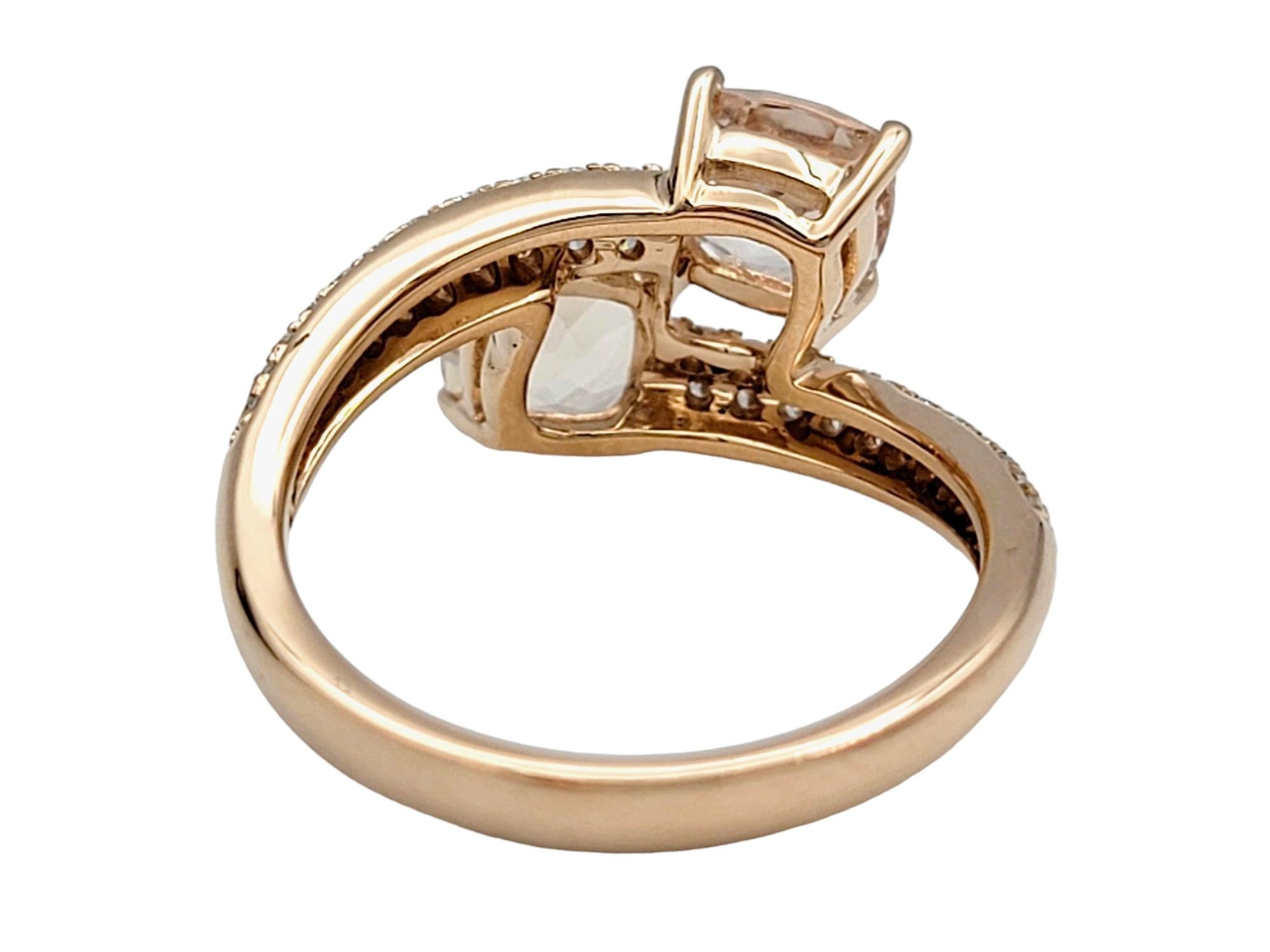 Quadratischer Ring aus 14 Karat Roségold mit Morganit im Kissenschliff und Diamanten im Bypass-Stil Damen im Angebot