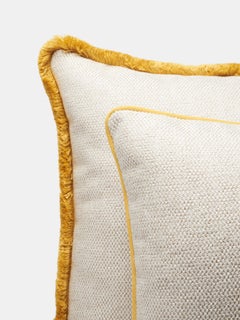 Quadratisches Kissen mit gelben Fransen