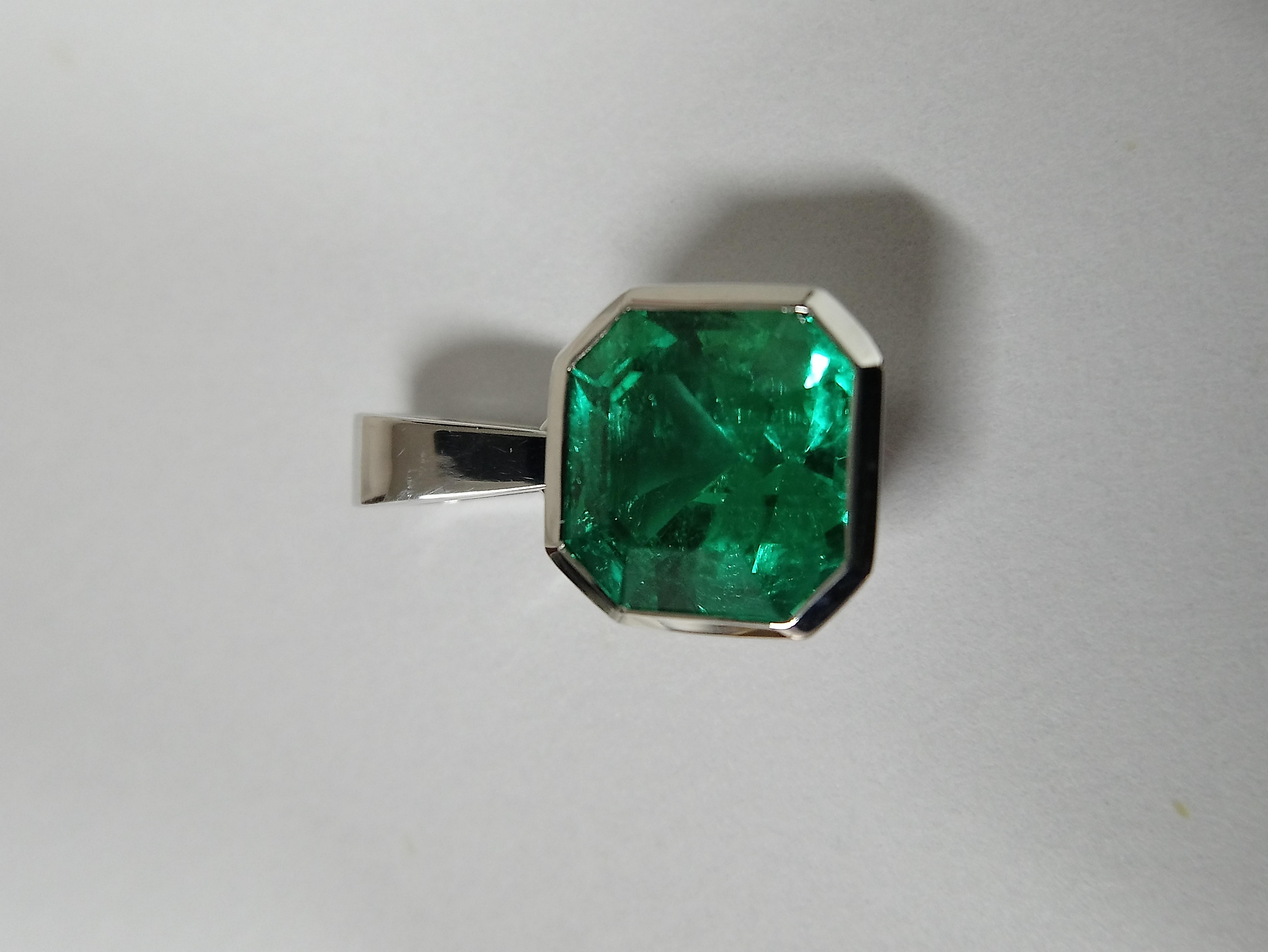 Contemporary Square Cut, 4 Carat Colombian Emerald Pendant Set in 18 Karat White Gold For Sale