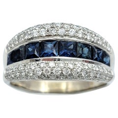Anillo de oro blanco de 14 quilates con zafiro azul talla cuadrada y diamantes en varias filas