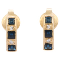 Lange Bar-Ohrstecker aus 14 Karat Gelbgold mit blauem Saphir im Quadratschliff und Diamanten