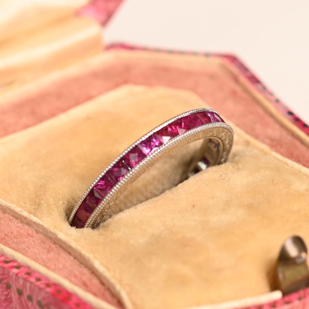 Voici un superbe bracelet d'�éternité en rubis naturel, méticuleusement conçu pour incarner l'élégance intemporelle et la beauté durable. Cette pièce exquise présente une rangée continue de rubis birmans de taille carrée, réputés pour leur couleur