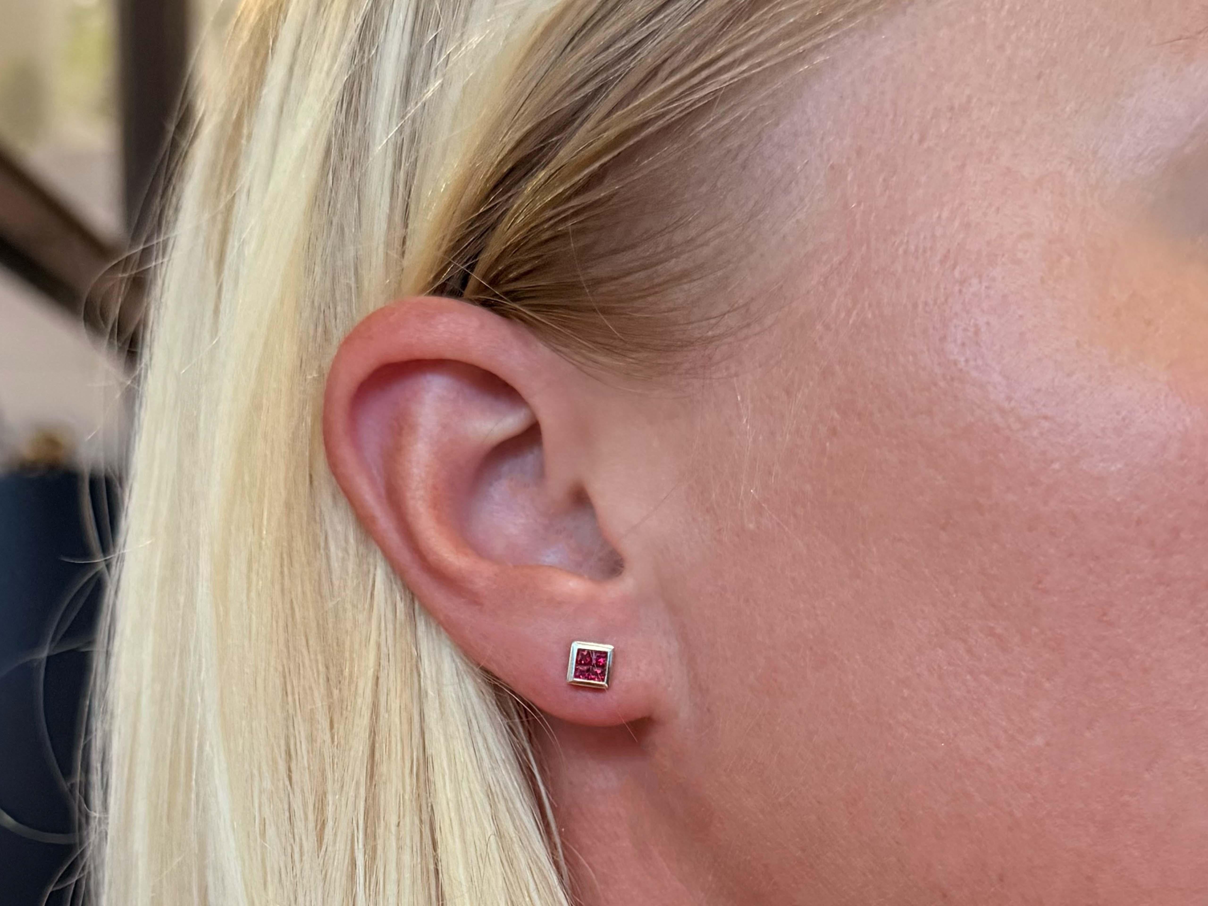 Boucles d'oreilles Spécifications :

Métal : Or blanc 14k

Diamètre de la boucle d'oreille : 5.4 mm

Poids total : 1.7 grammes

Ruby Setting : Canal

Nombre total de rubis : 8

Mesure du rubis : ~2,0 mm x 2,2 mm

Condit : D'occasion,