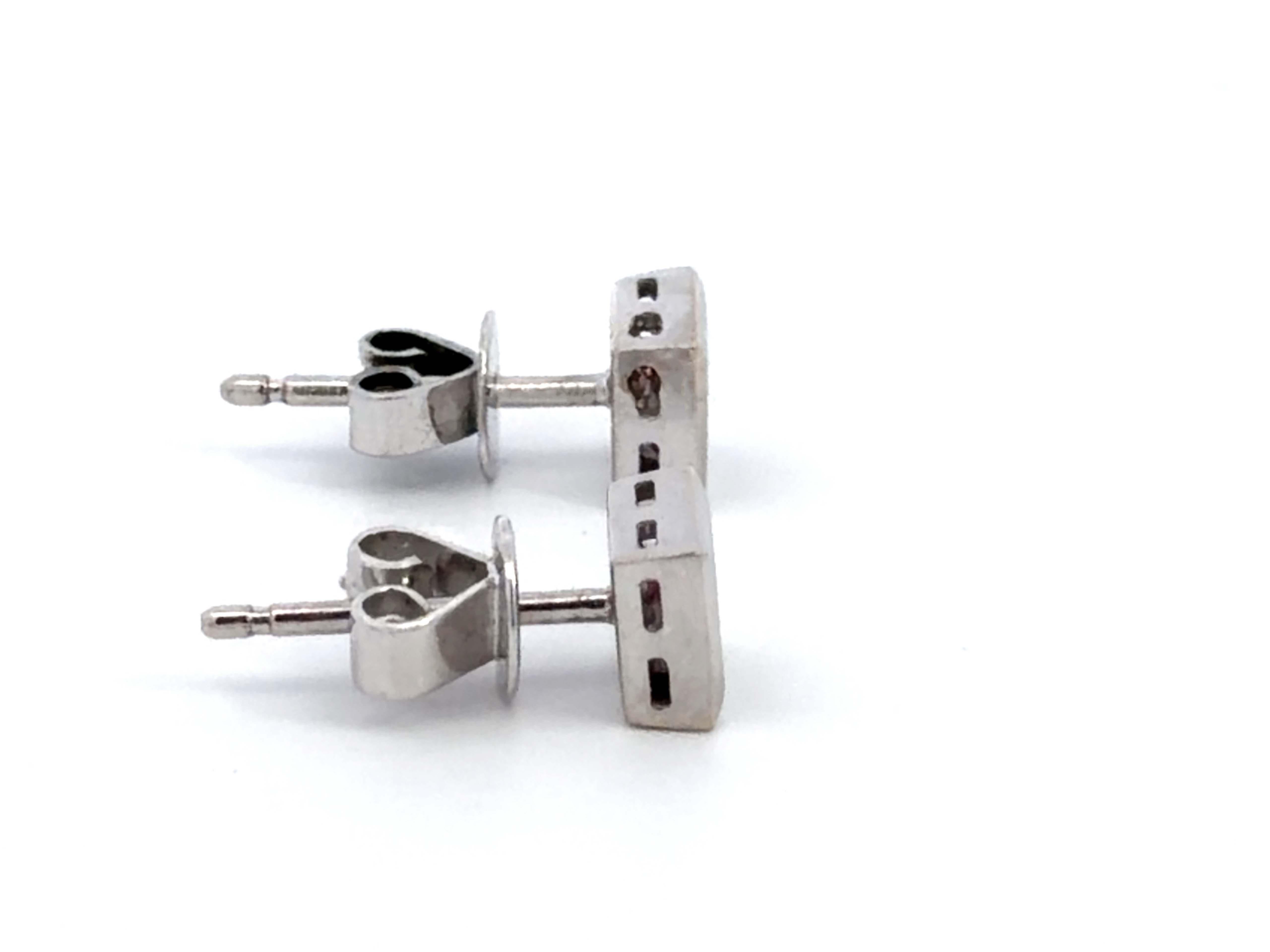 Boucles d'oreilles en or blanc 14K avec rubis en serti clos et taille carrée Excellent état - En vente à Honolulu, HI