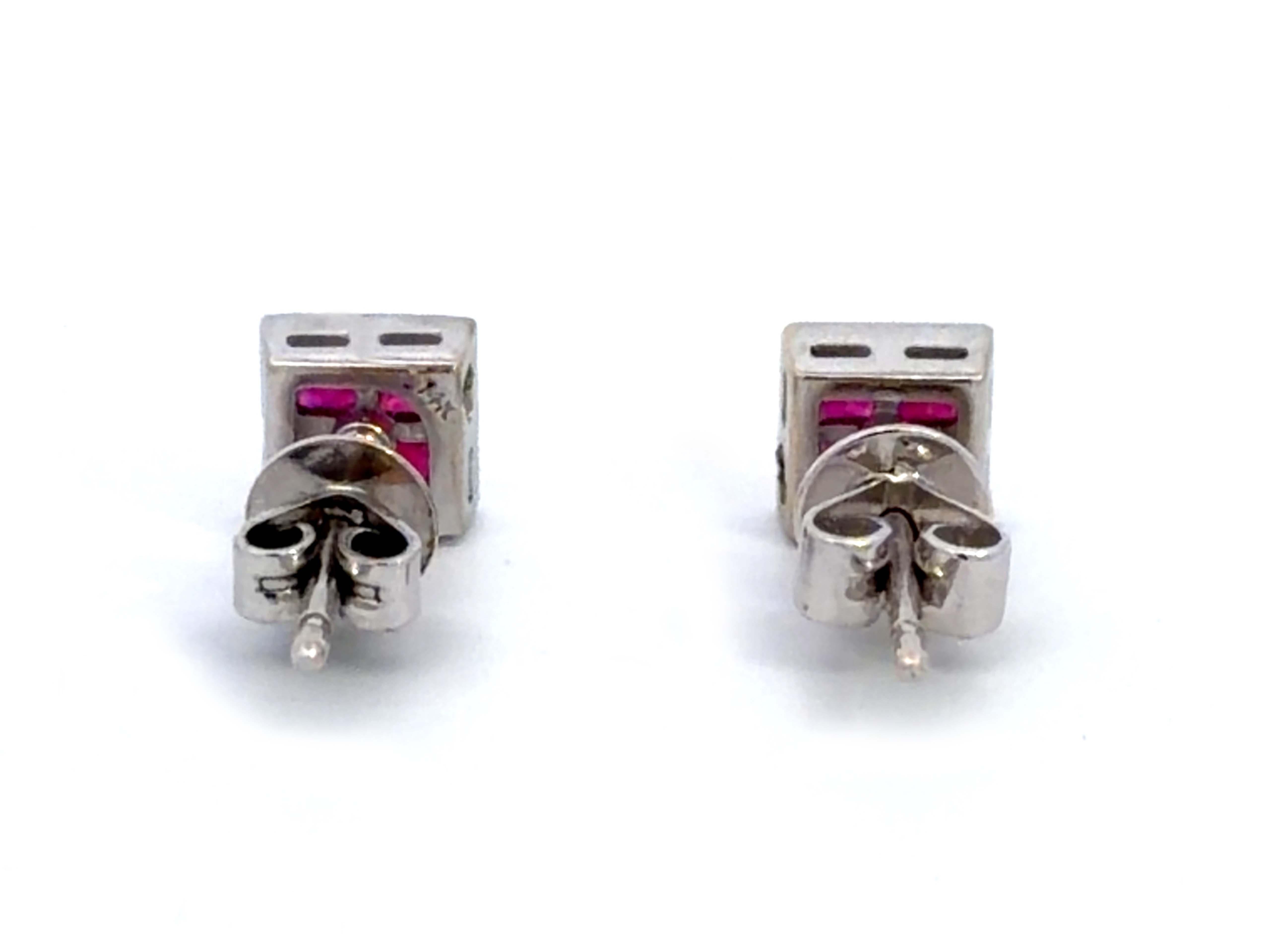 Boucles d'oreilles en or blanc 14K avec rubis en serti clos et taille carrée en vente 1