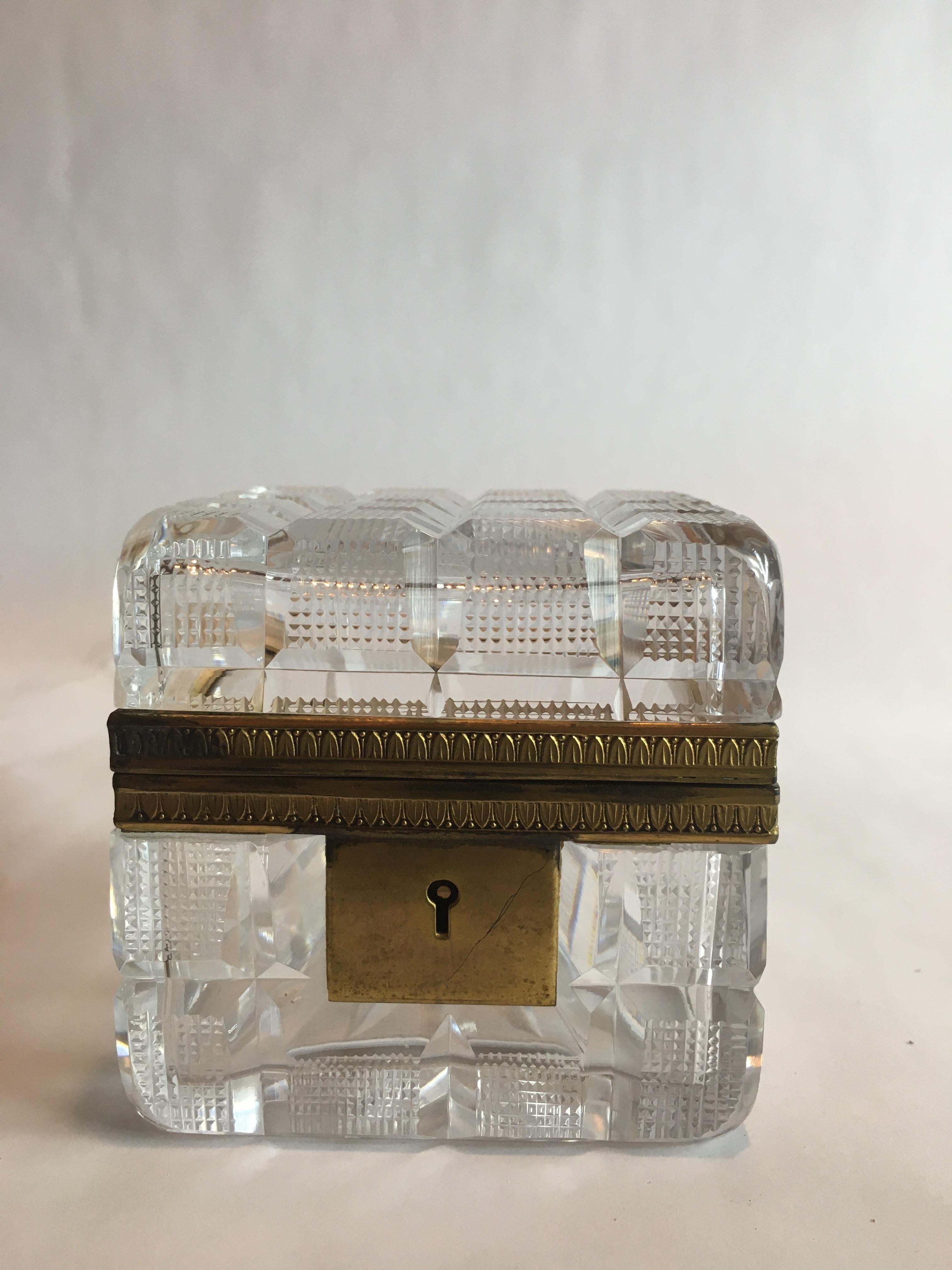 Cofre cuadrado de cristal tallado y ormolu.