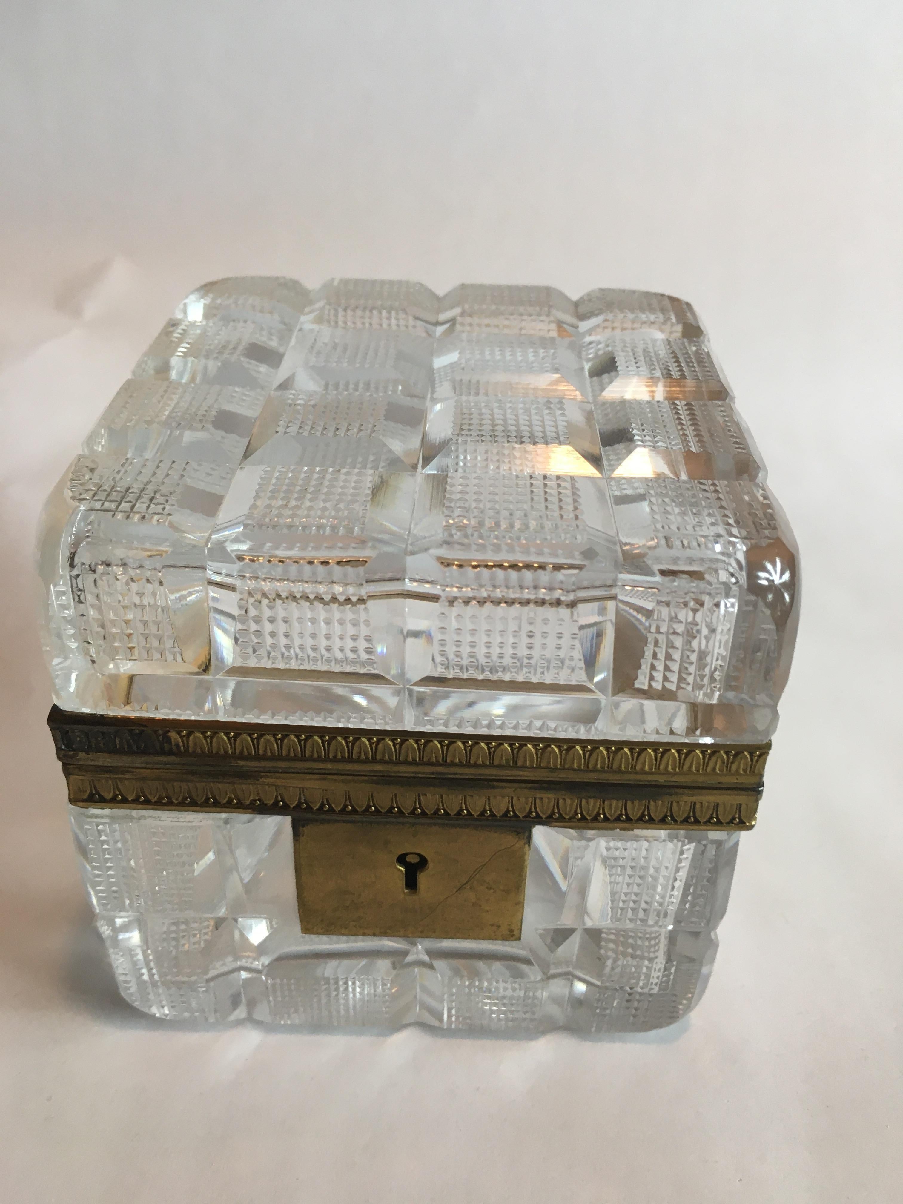 Square Cut Crystal Glass Box In Good Condition For Sale In Chicago, IL