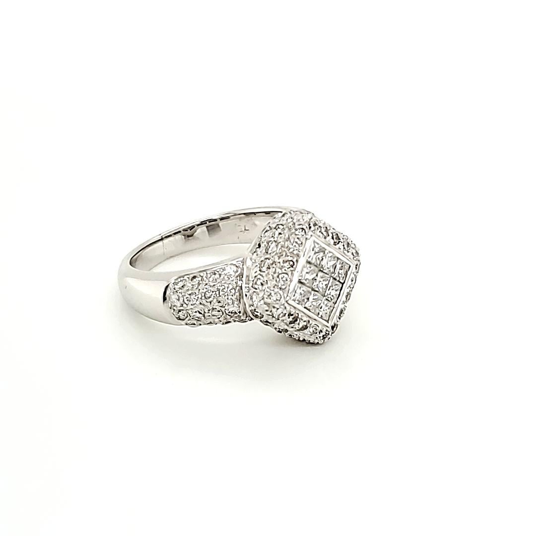 Ce n'est pas une bague en diamant comme les autres, elle est sertie de 4 diamants de taille carrée d'un poids de 0,5 carat, ainsi que de 88 diamants blancs entourant le centre et la tige, d'un poids de 1,05 carat. 
Le type de sertissage effectué au