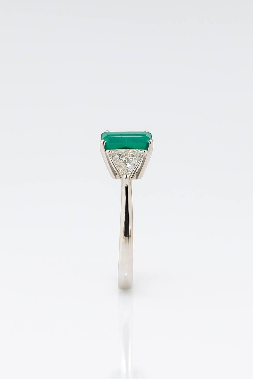 Bague en or avec émeraude taille carrée et diamants en vente 3