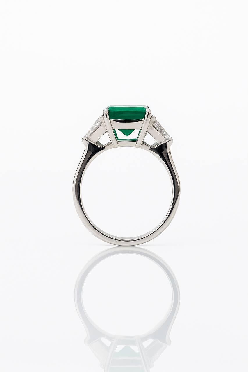 Bague en or avec émeraude taille carrée et diamants en vente 4