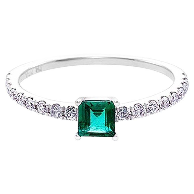 En vente :  Bague de fiançailles en or blanc 18K avec émeraude de taille carrée et diamant rond brillant