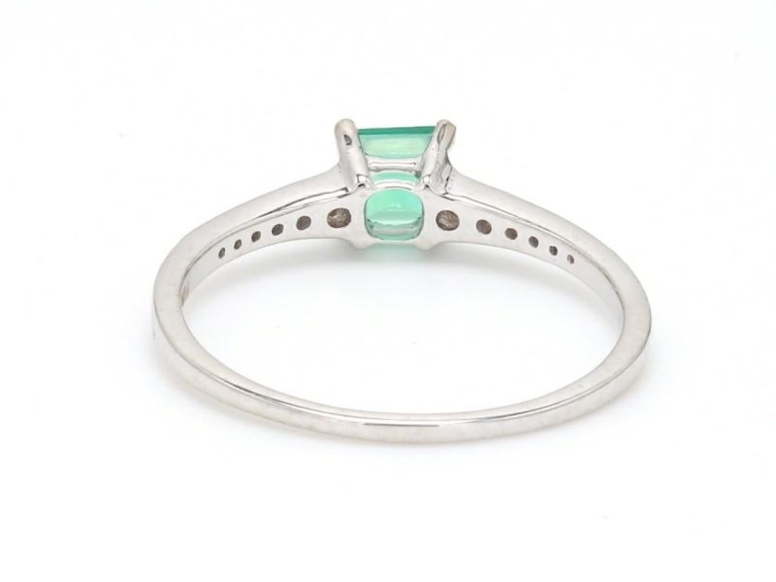 Contemporary Square Cut Emerald Diamond 18 Karat White Gold Engagement Wedding Ring For Sale
