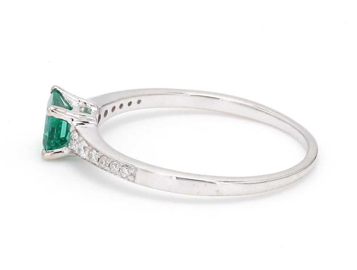 Square Cut Emerald Diamond 18 Karat White Gold Engagement Wedding Ring In New Condition For Sale In Hollywood, FL
