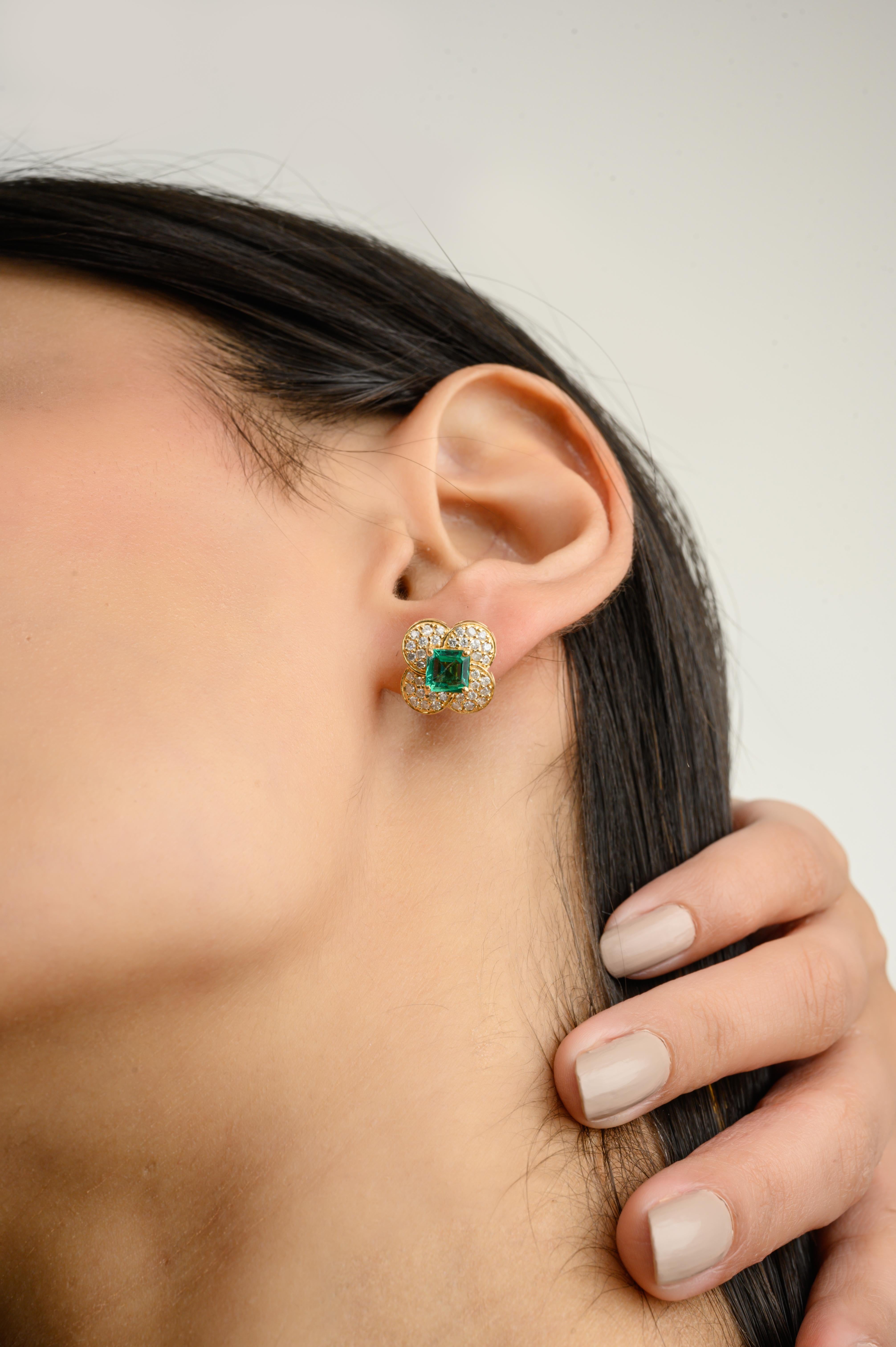 Taille carrée Boucles d'oreilles en or jaune 18 carats avec émeraude et diamant pour mariage en vente
