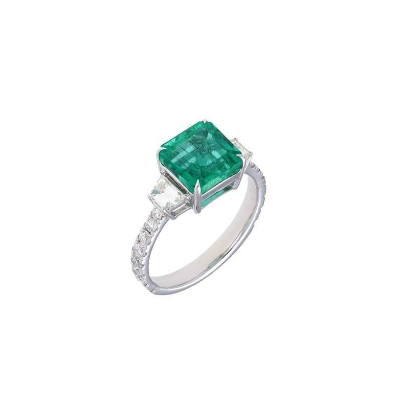 Contemporary Natural emerald diamond ring in 18k gold