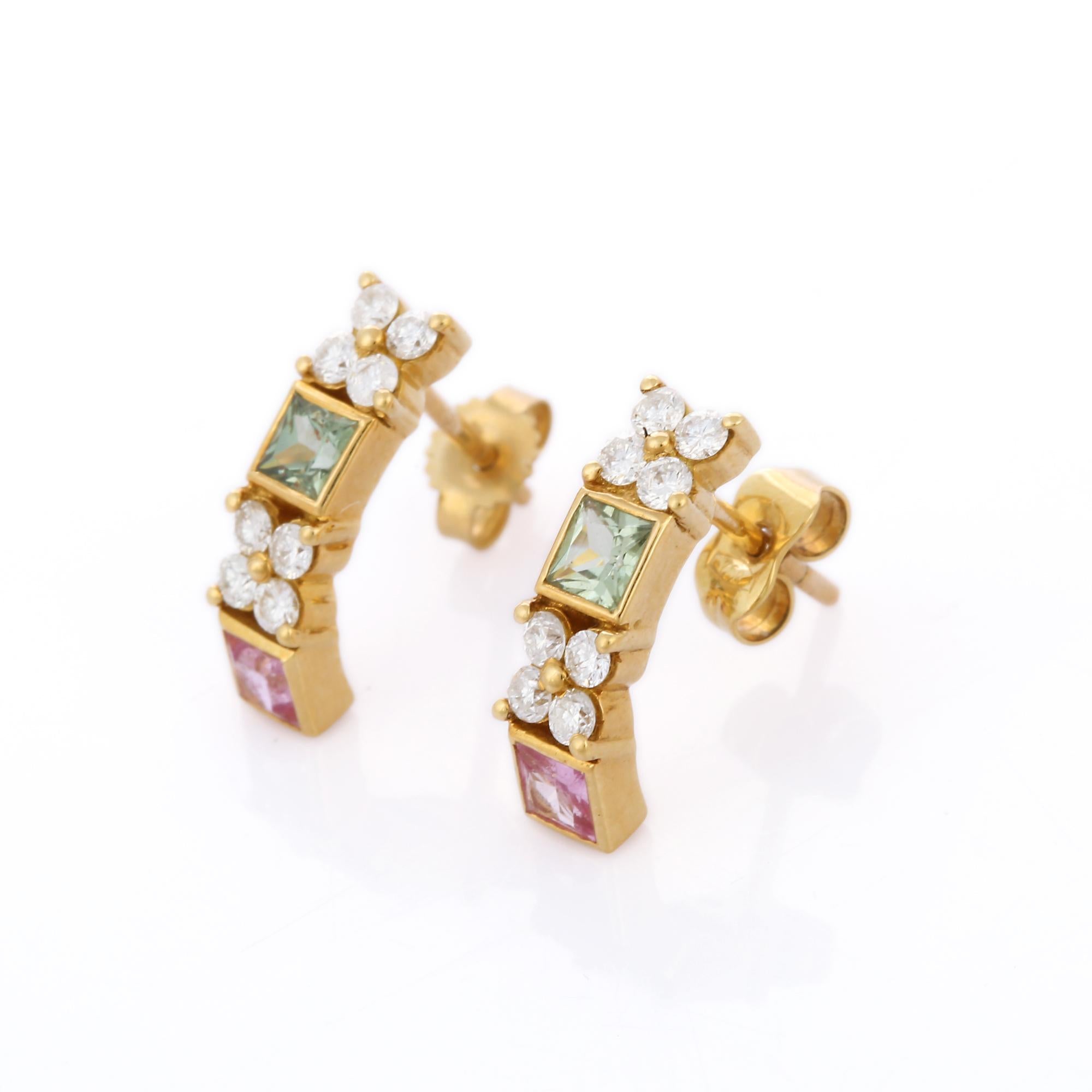 Los pendientes crean una belleza sutil a la vez que exhiben los colores de las piedras preciosas naturales y los diamantes iluminados haciendo una declaración de intenciones.

Tachuelas multizafiro de corte cuadrado con diamantes en oro de 18