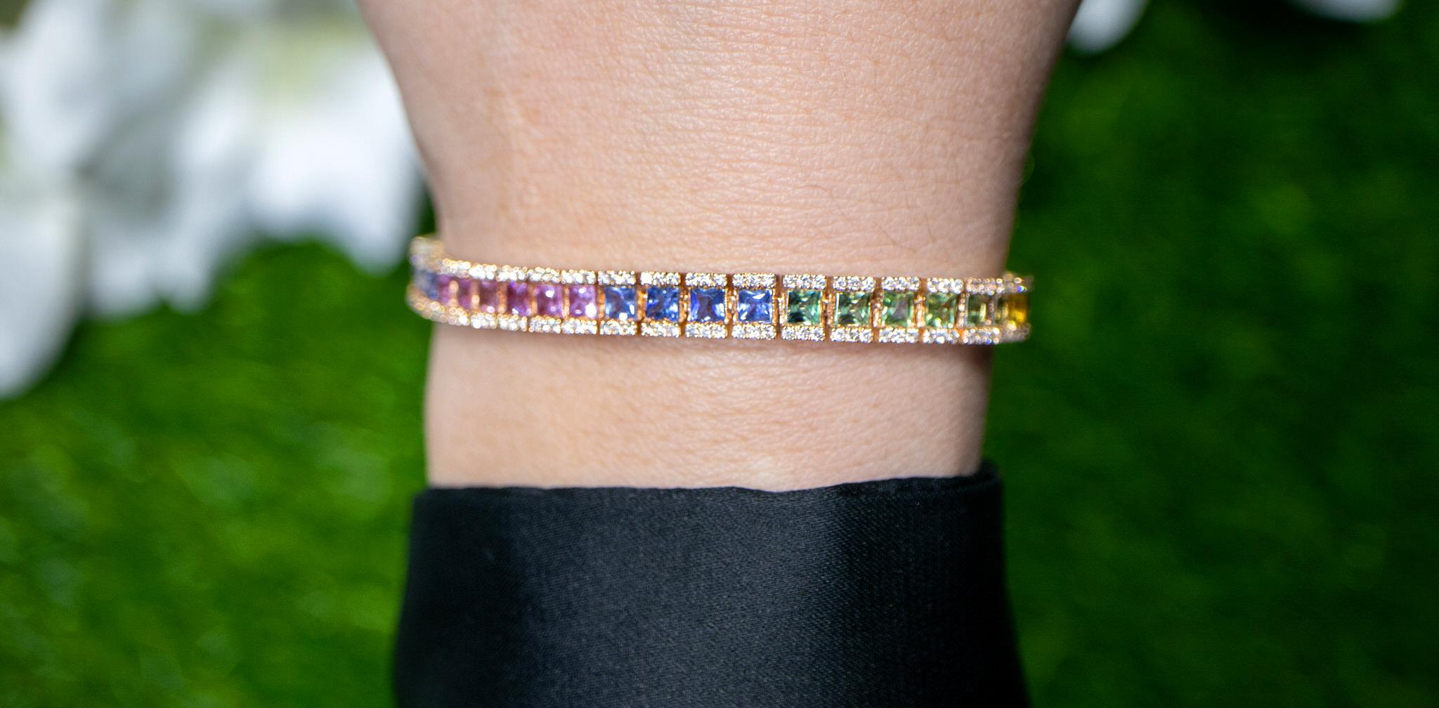 Quadratischer Schliff Multicolor Saphir Regenbogen-Armband Diamantfassung 8.9 Karat 18K im Zustand „Hervorragend“ im Angebot in Laguna Niguel, CA