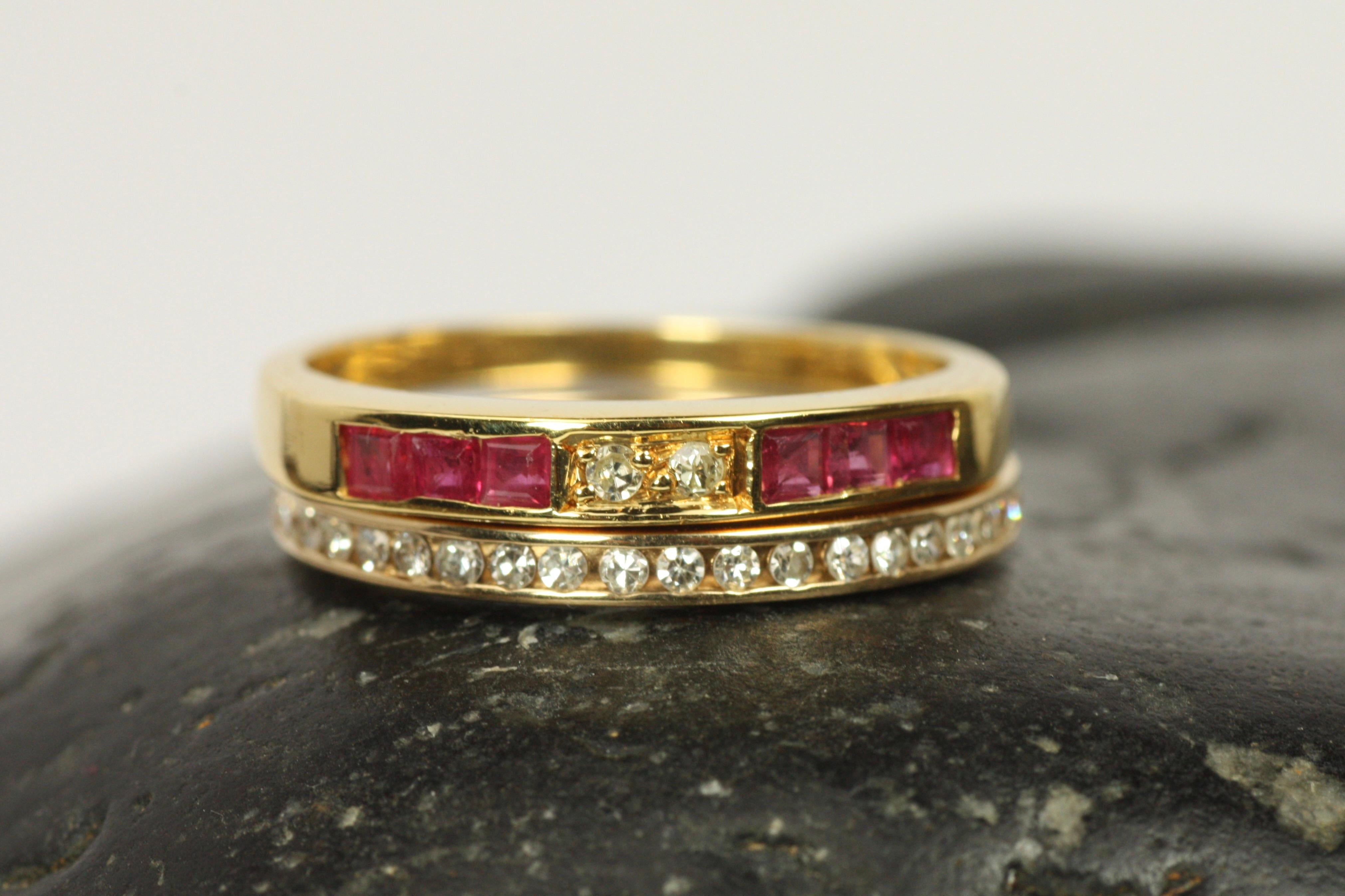 Square Cut Ruby & Round Diamond 18K Yellow Gold Arched Wedding Band In Good Condition For Sale In Santa Monica, CA