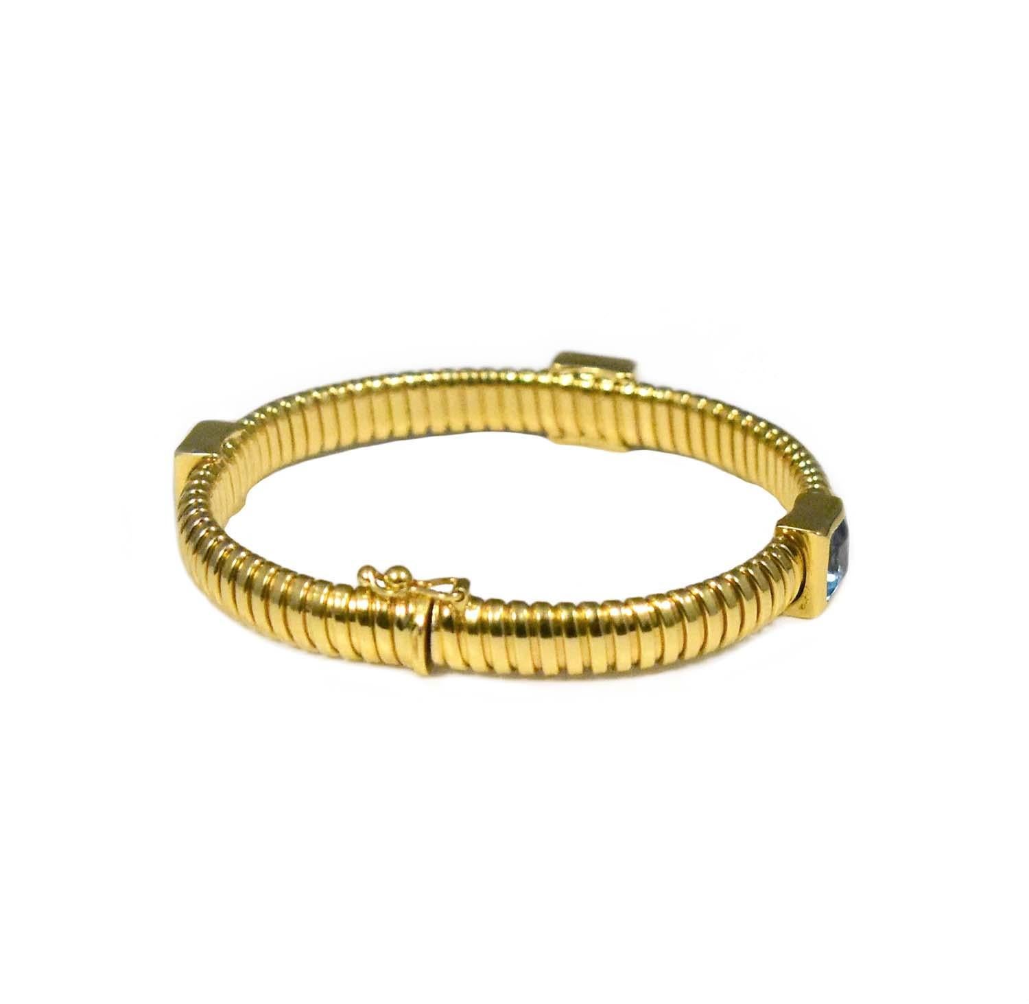 Flexibles Armband aus 18k Gelbgold mit quadratischem Topasschliff

Beschreibung:
Inspiriert von einem tropischen indischen Sonnenuntergang und dem Erbe der Steinmetzkunst, zeichnet sich dieses flexible Armband aus 18k Gelbgold mit quadratischem