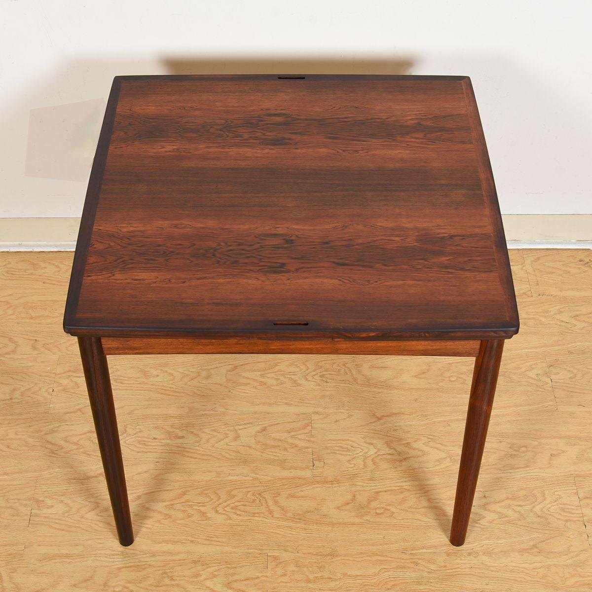 Mid-Century Modern Table de jeu carrée à rallonge compacte en bois de rose danois pour salle à manger / table à abattant