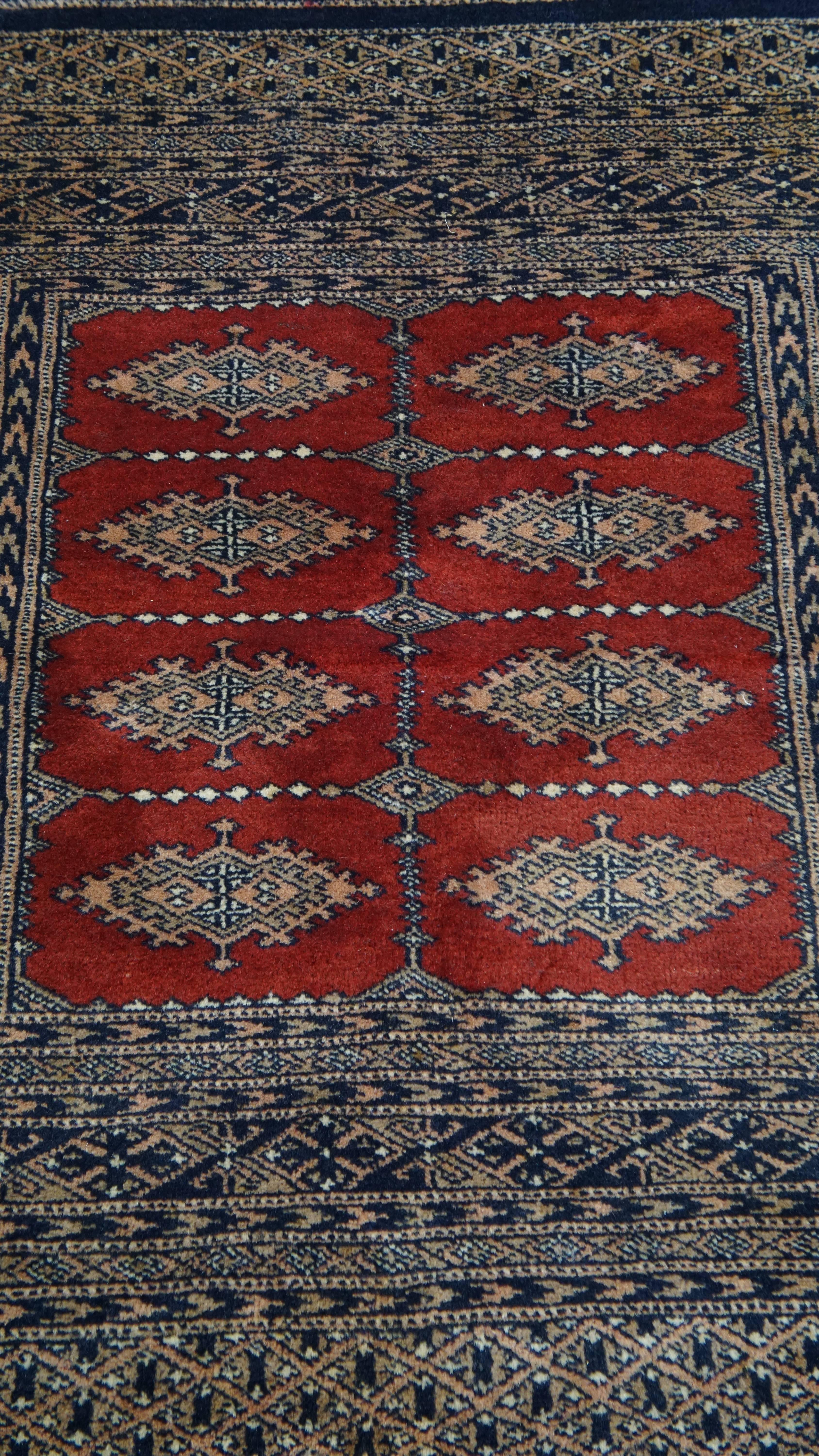 Angeboten wird dieser quadratische, dekorative Teppich im orientalischen Stil mit raffinierten Mustern in überwiegend roten und blauen Tönen in den Maßen 105x98 cm. Verschönern Sie Ihr Zuhause mit diesem schönen Stück. Es zeichnet sich durch satte