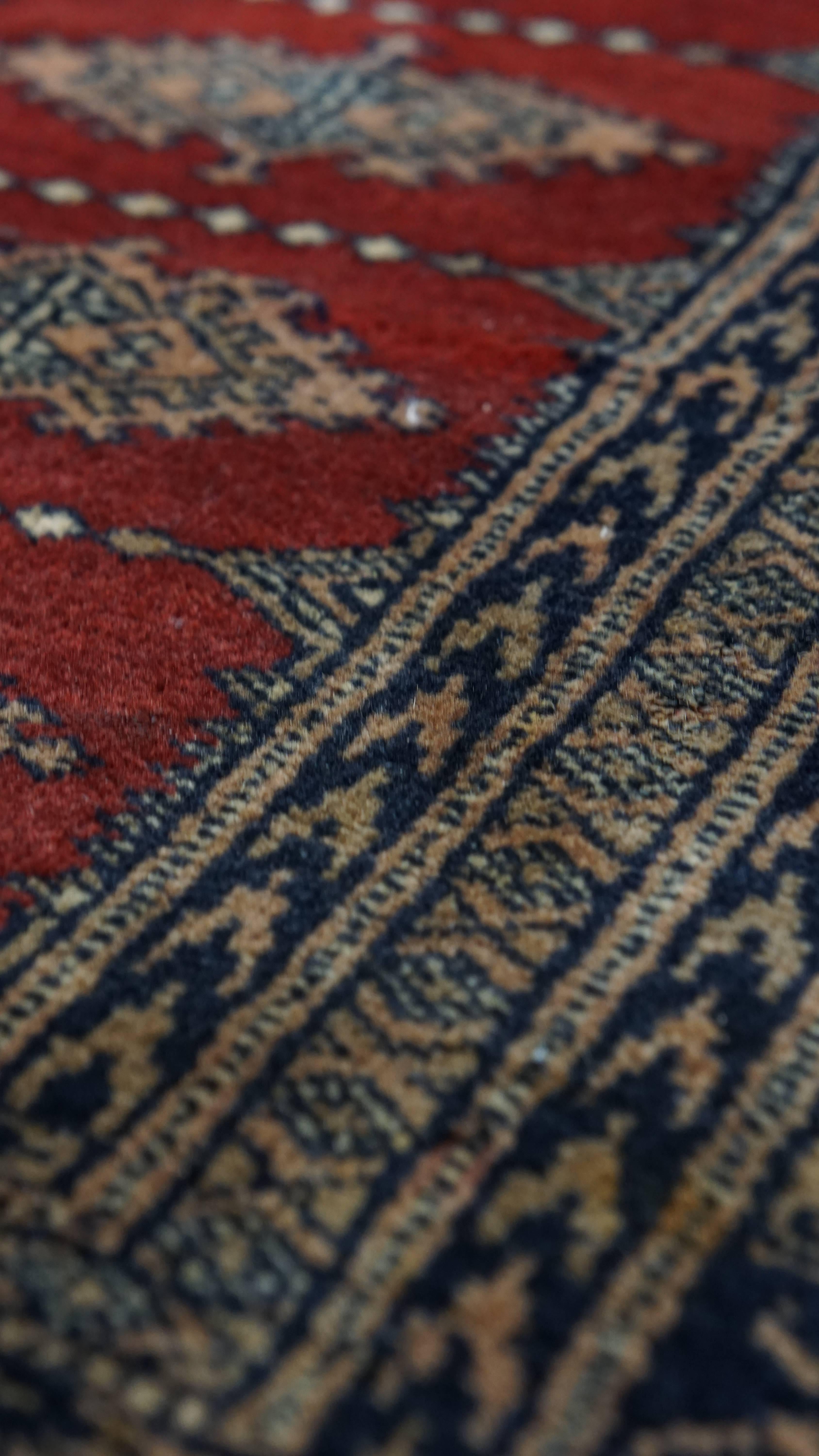 Quadratischer Deko-Teppich in Rot und Blau - 105x98 cm (20. Jahrhundert) im Angebot