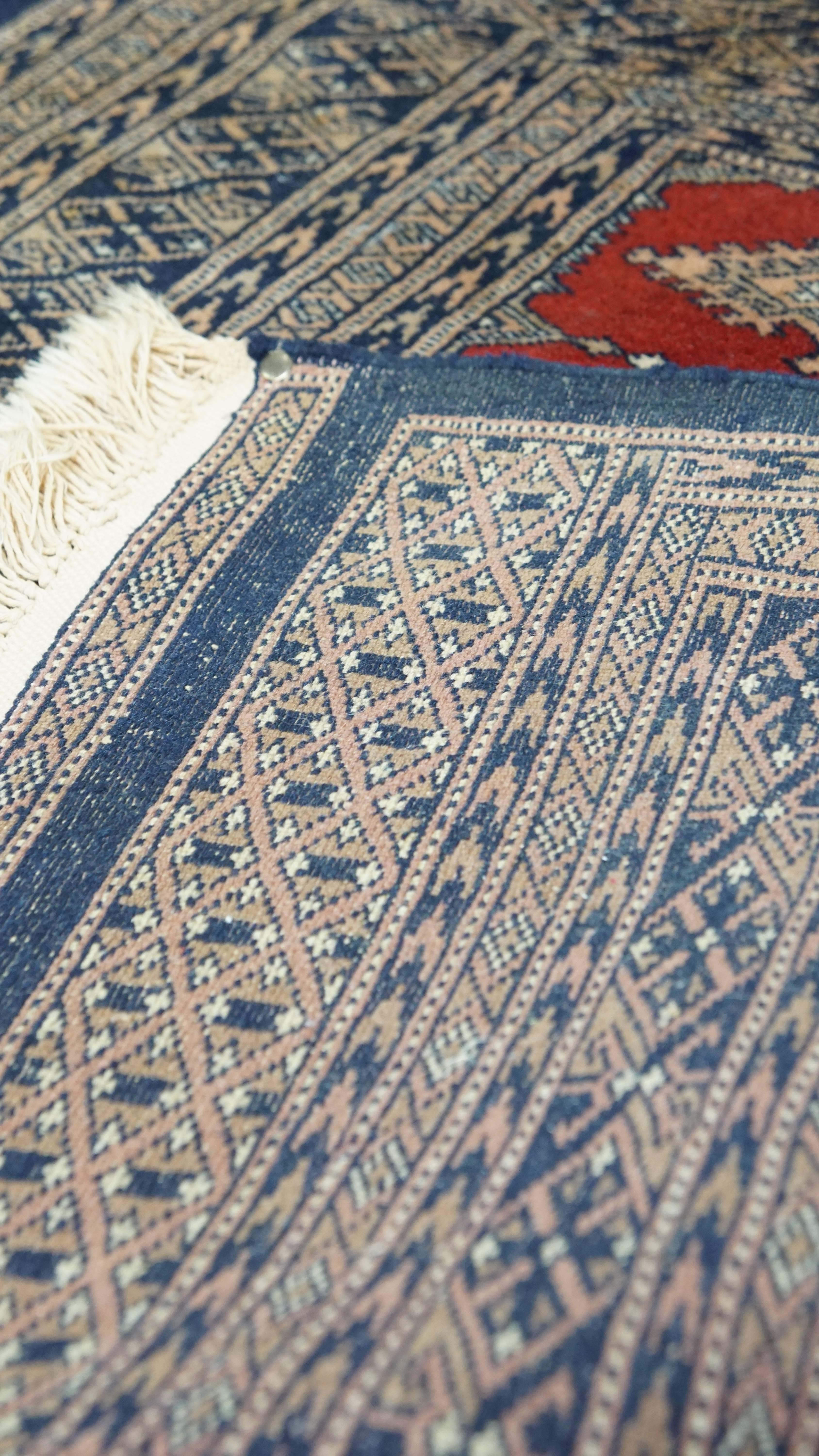 Quadratischer Deko-Teppich in Rot und Blau - 105x98 cm (Baumwolle) im Angebot