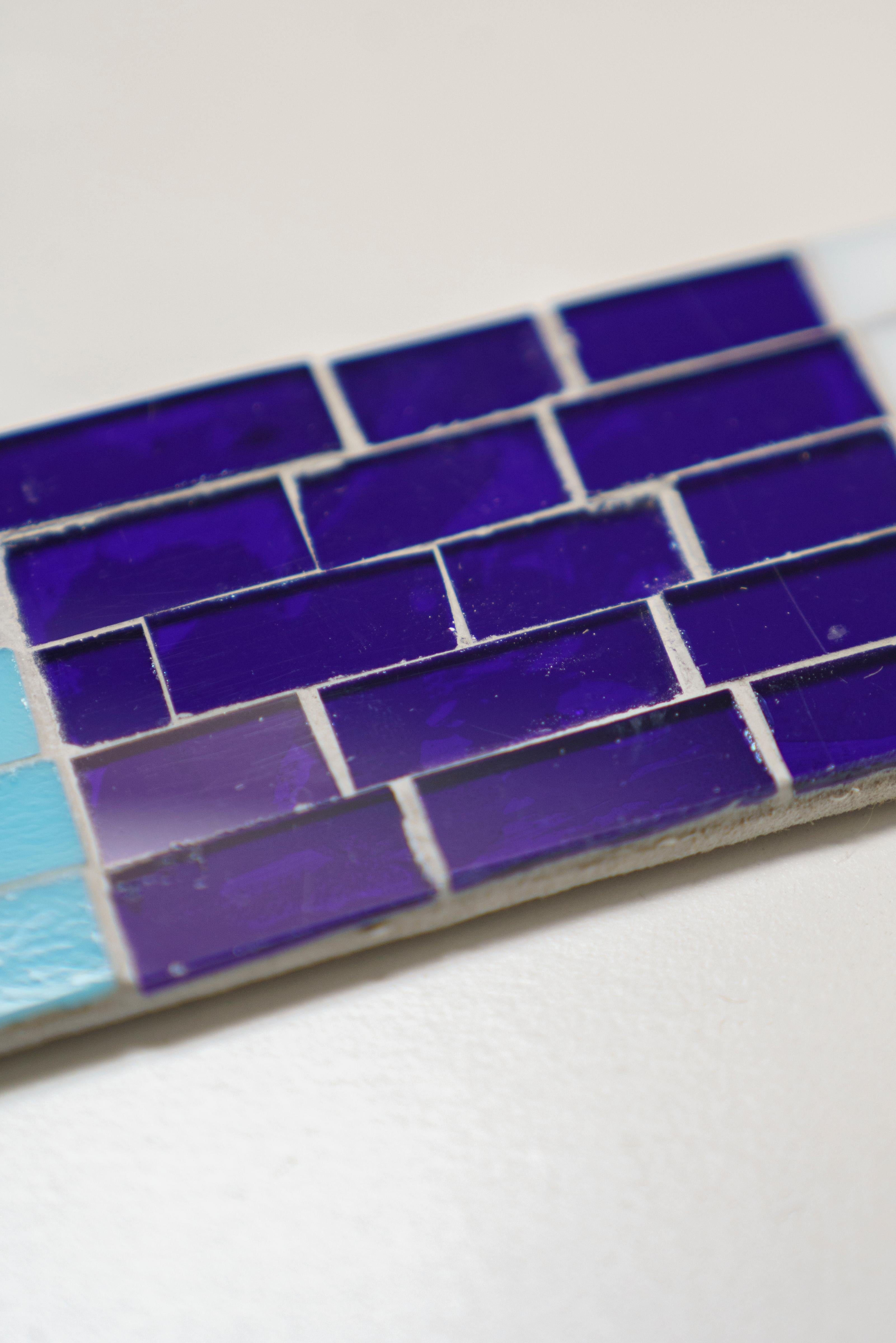 Quadratischer Deep Ray-Mosaik-Spiegel, handgefertigt im Vereinigten Königreich von Claire Nayman im Angebot 5