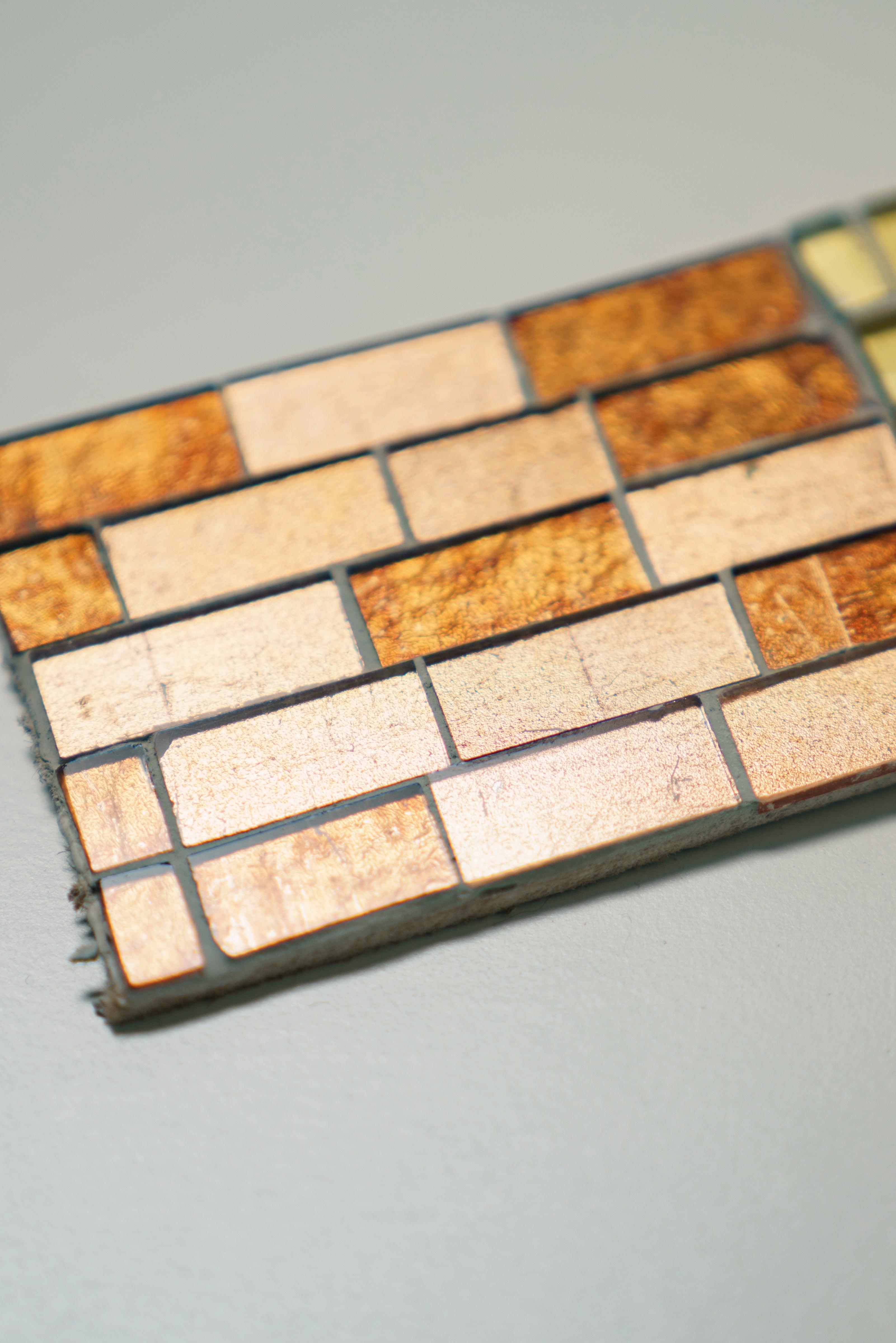 Quadratischer Deep Ray-Mosaik-Spiegel, handgefertigt im Vereinigten Königreich von Claire Nayman im Angebot 7