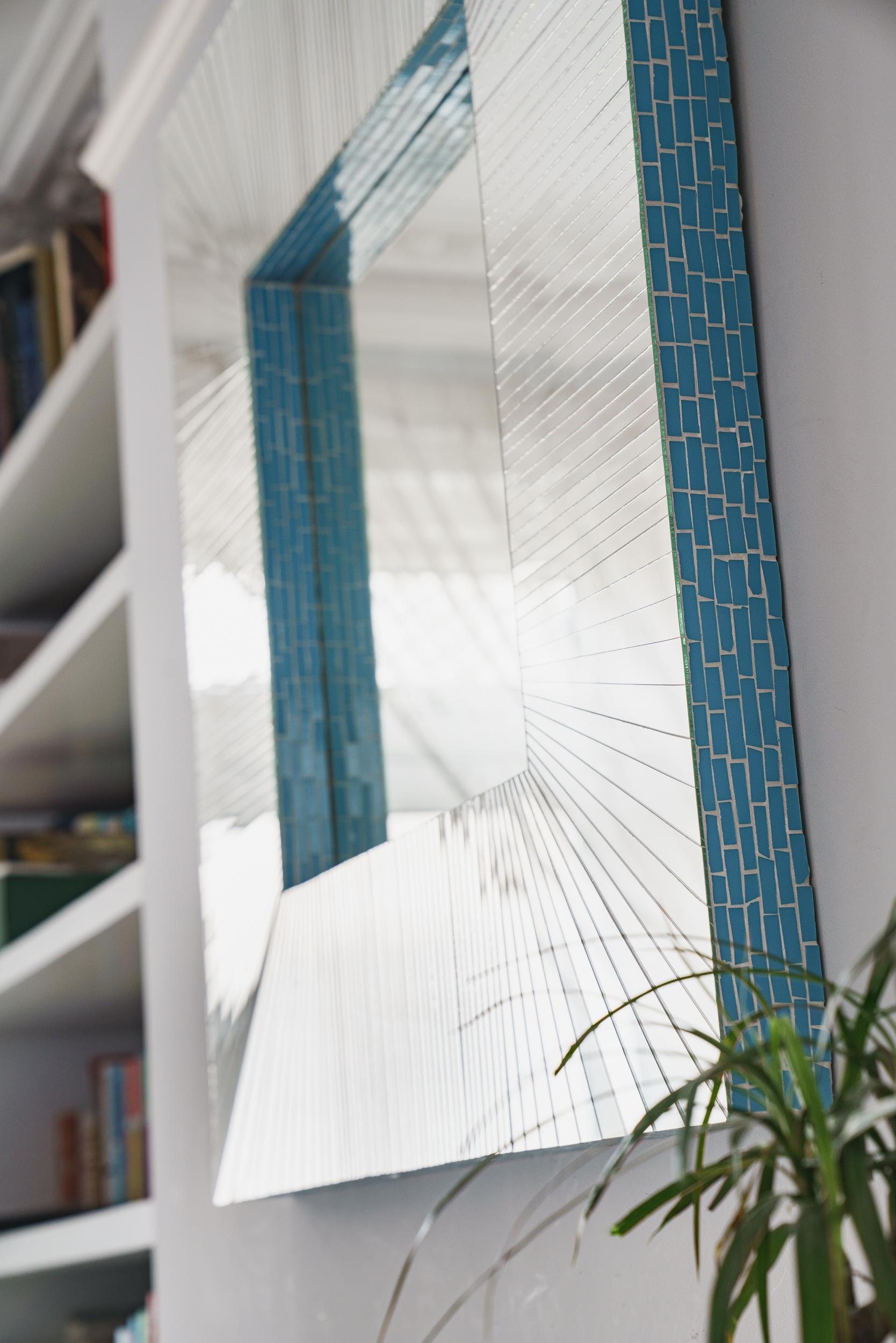 Quadratischer Deep Ray-Mosaik-Spiegel, handgefertigt im Vereinigten Königreich von Claire Nayman (Sonstiges) im Angebot