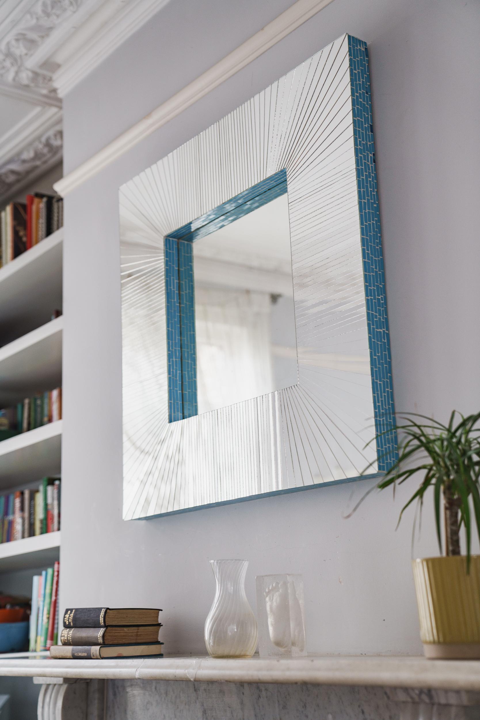 Quadratischer Deep Ray-Mosaik-Spiegel, handgefertigt im Vereinigten Königreich von Claire Nayman im Zustand „Neu“ im Angebot in London, GB