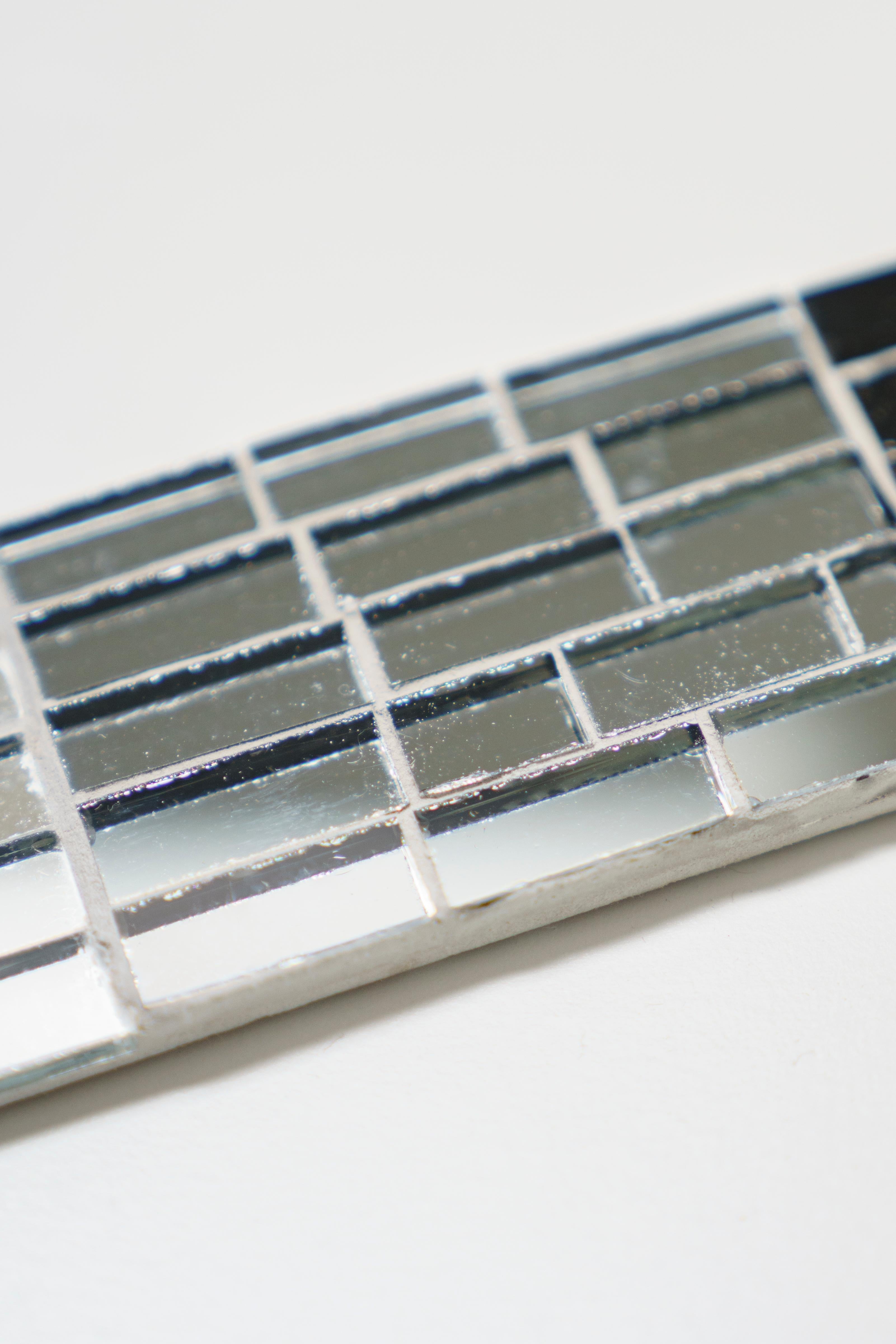 Quadratischer Deep Ray-Mosaik-Spiegel, handgefertigt im Vereinigten Königreich von Claire Nayman im Angebot 1