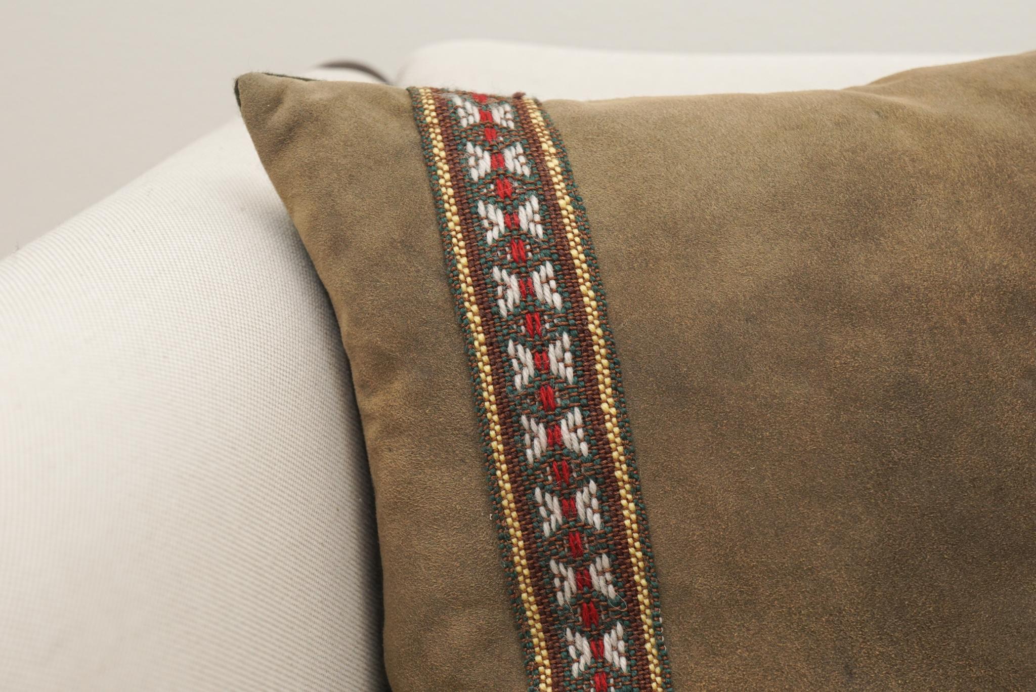 Autrichien Coussin carré en cuir de cerf avec bordure tressée Loden par Hans Frauenschuh en vente