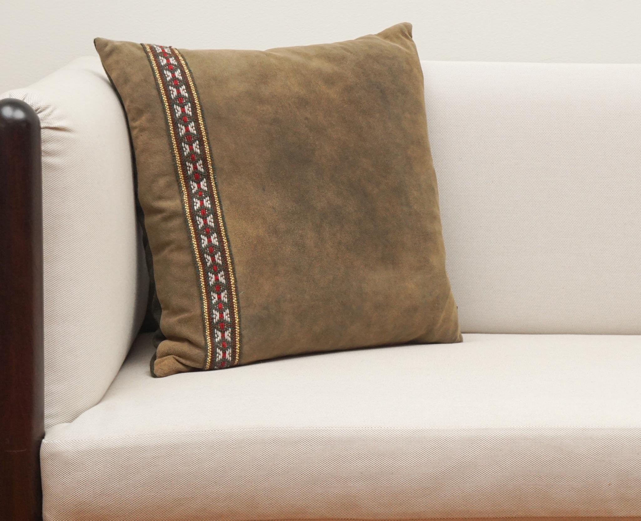 Fait main Coussin carré en cuir de cerf avec bordure tressée Loden par Hans Frauenschuh en vente