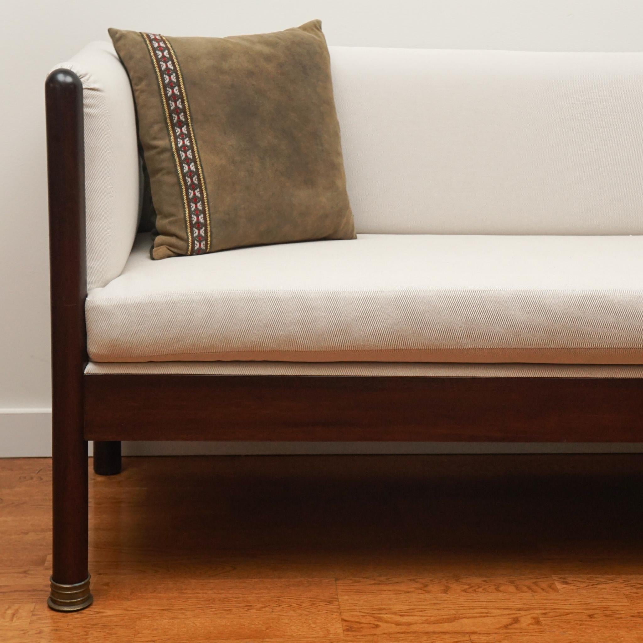 Coussin carré en cuir de cerf avec bordure tressée Loden par Hans Frauenschuh Bon état - En vente à Hudson, NY