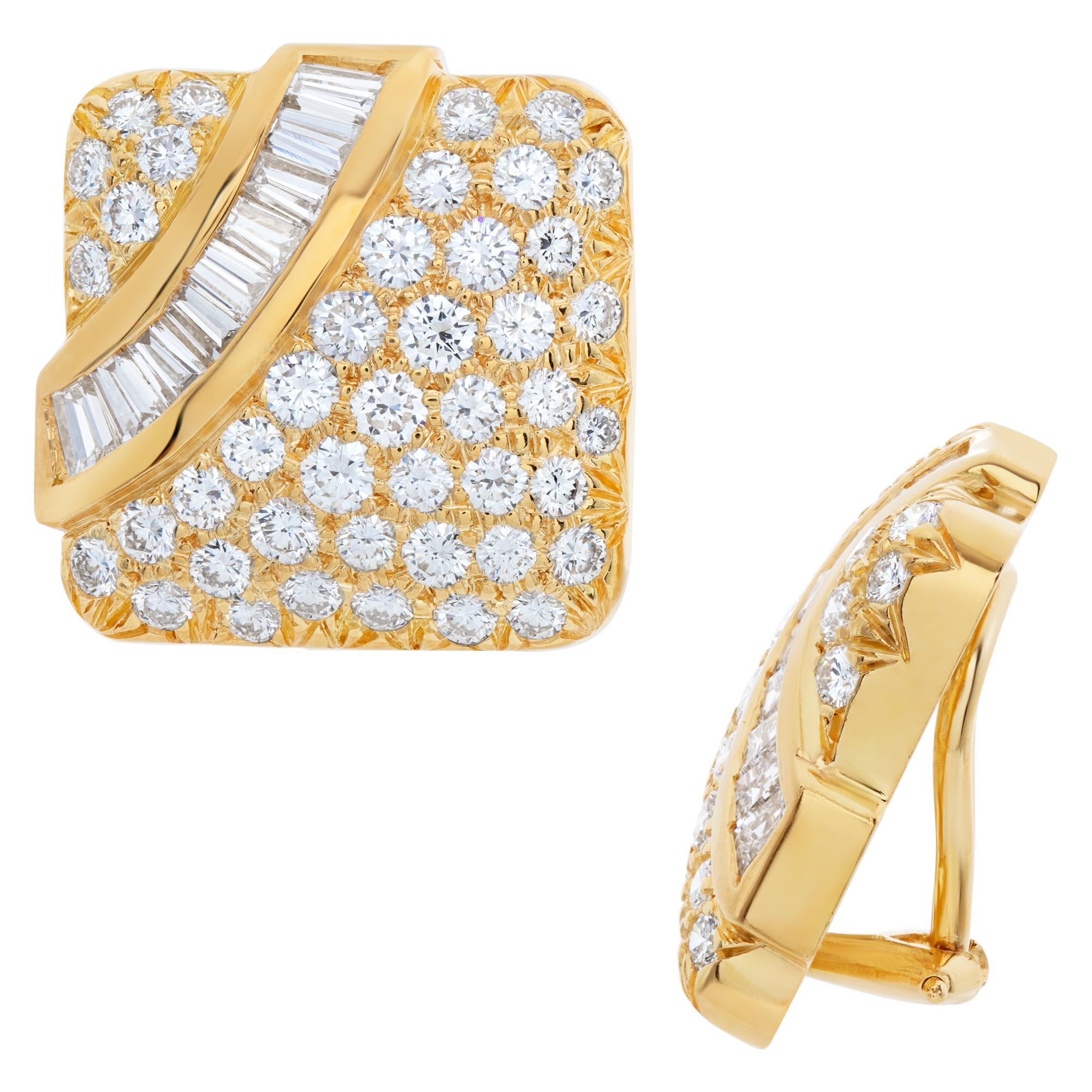 Square diamond clip on earrings in 18k gold In Excellent Condition For Sale In Surfside, FL