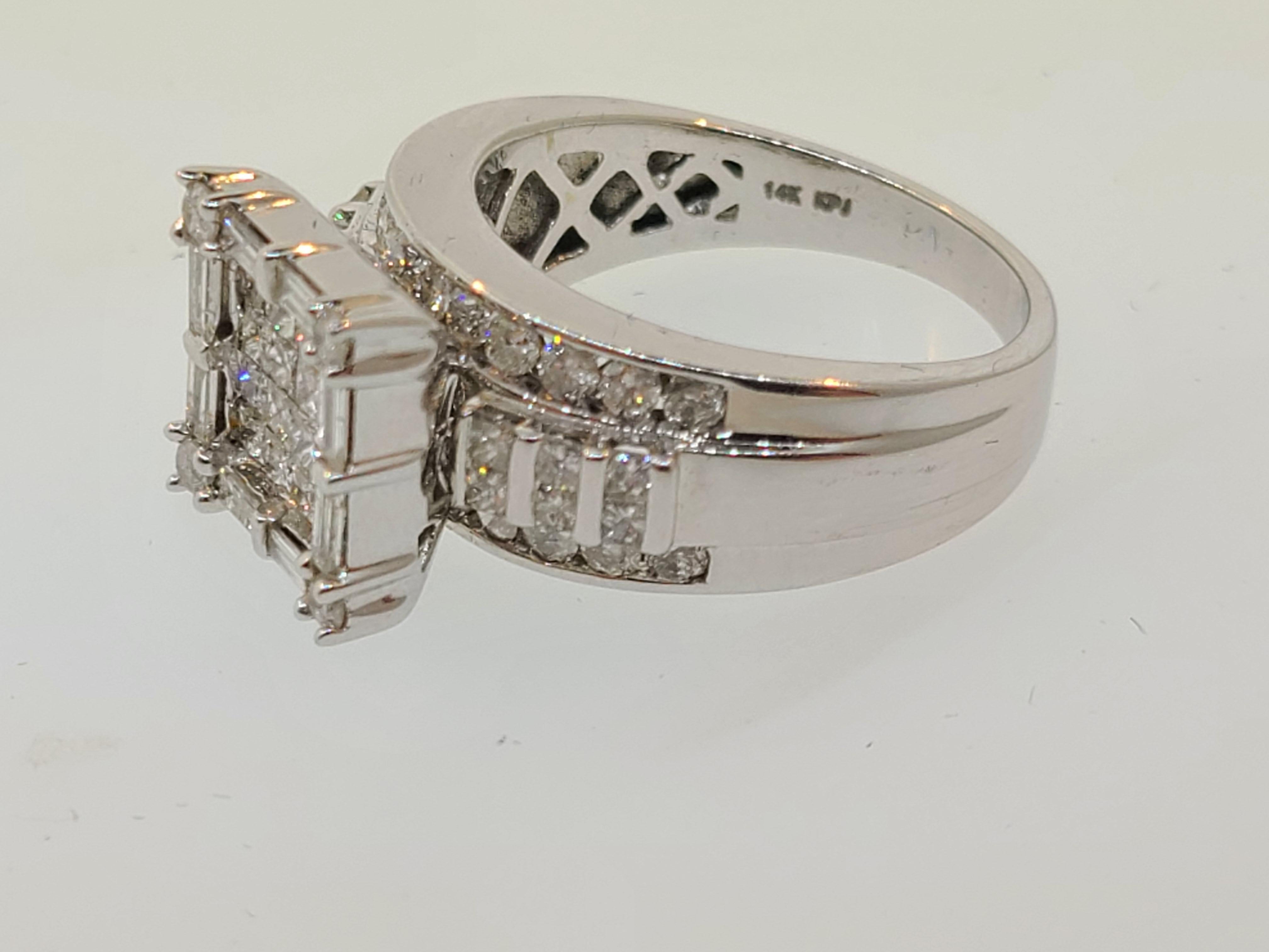 Dieser Verlobungsring aus massivem 14-karätigem Weißgold mit Diamanten ist in feinster Handarbeit gefertigt und glänzt am Finger besonders luxuriös. 

In einer erhabenen quadratischen Fassung sind insgesamt 16 Diamanten im Prinzessinnenschliff