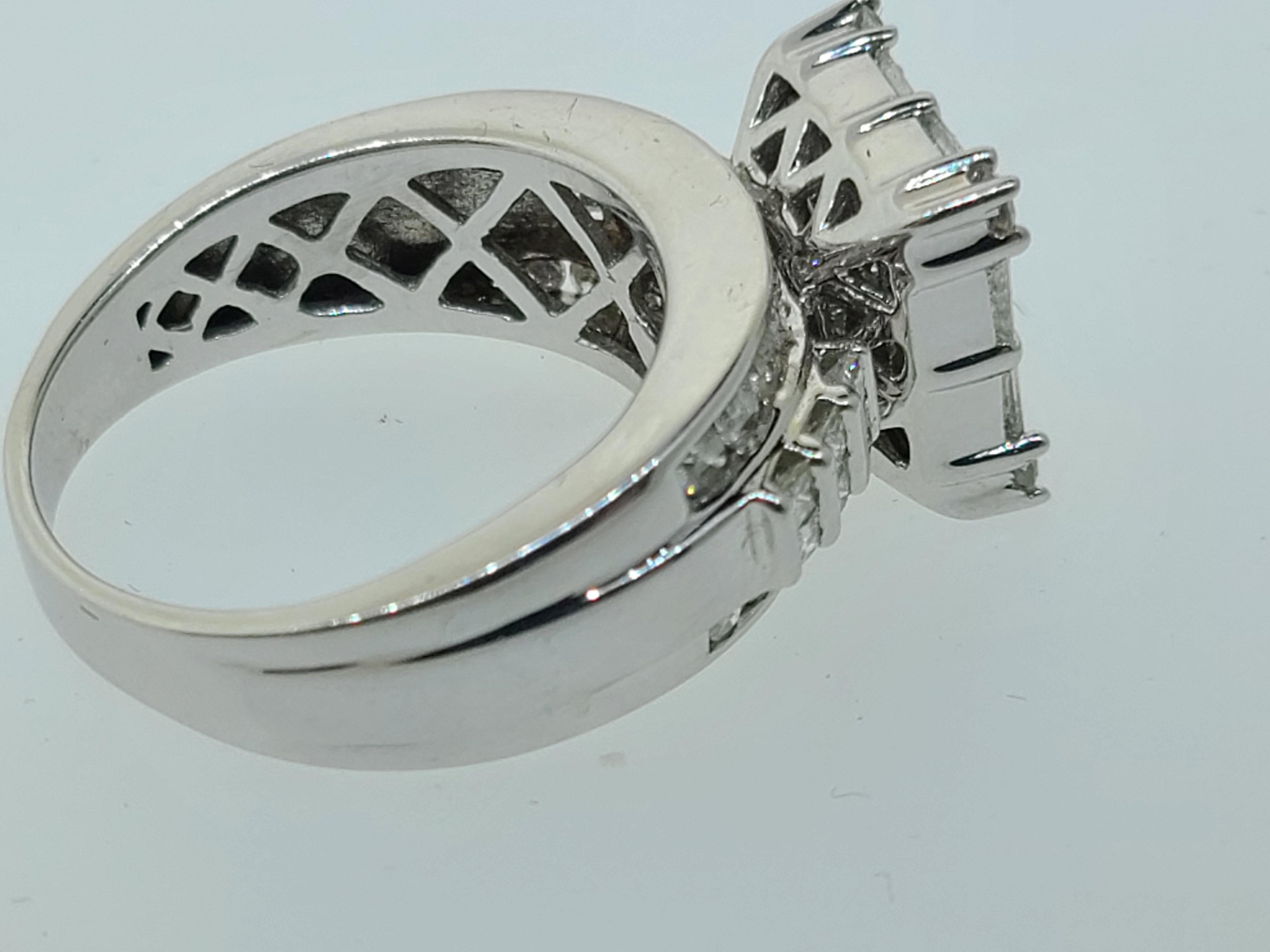 2 Karat Diamant-Cluster-Verlobungsring mit Prinzessinnenschliff und Illusion in 14k massivem Weiß im Zustand „Gut“ in Endwell, NY