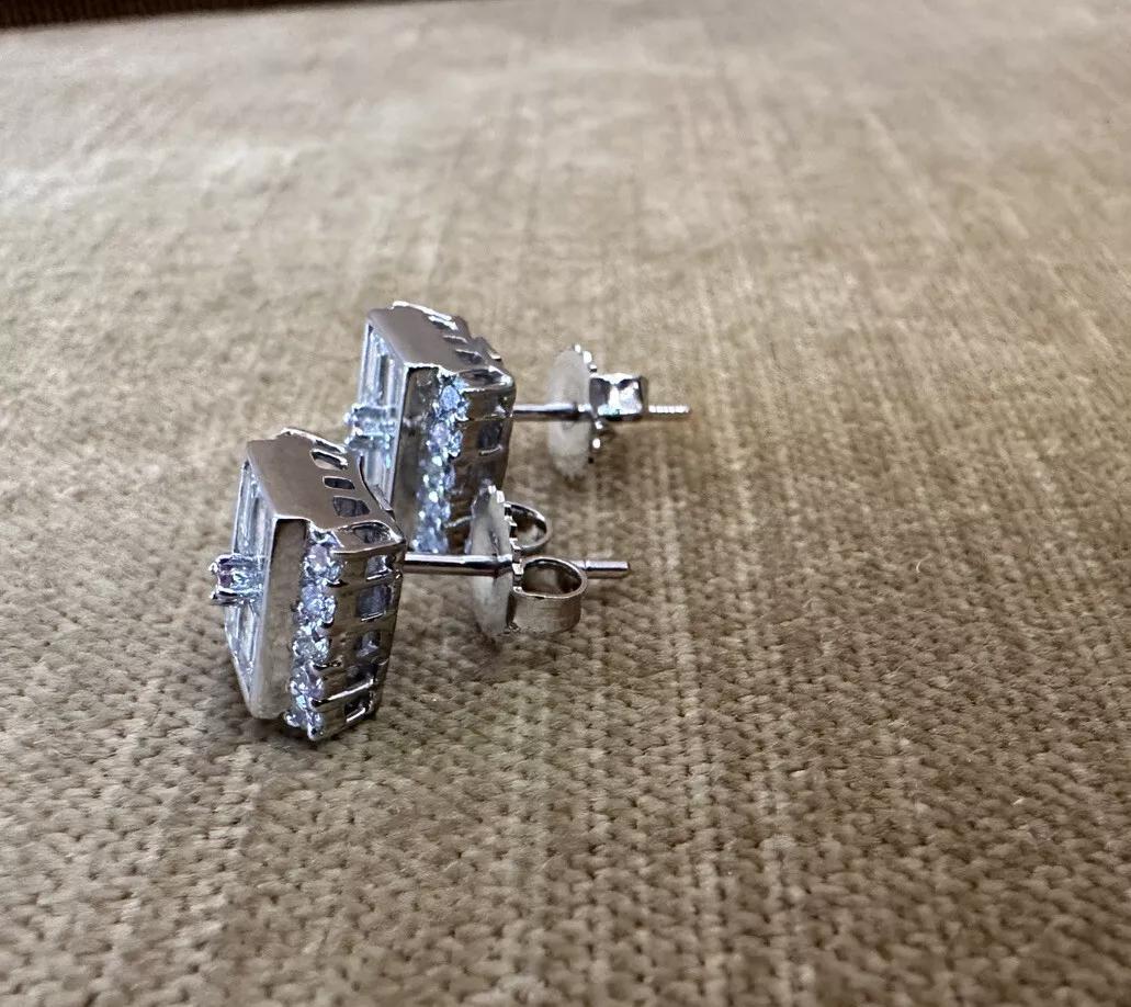 Taille ronde Boucles d'oreilles bouton à illusion de diamant carré avec diamant rose au centre en platine en vente