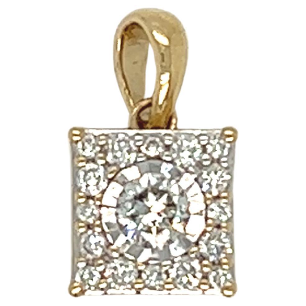 Ajoutez un peu d'éclat à votre tenue. Pièce classique au design géométrique, ce collier pendentif de forme carrée présente un halo de petits diamants blancs scintillants entourant un diamant rond de taille brillant de 0,15 carat au centre. Ce