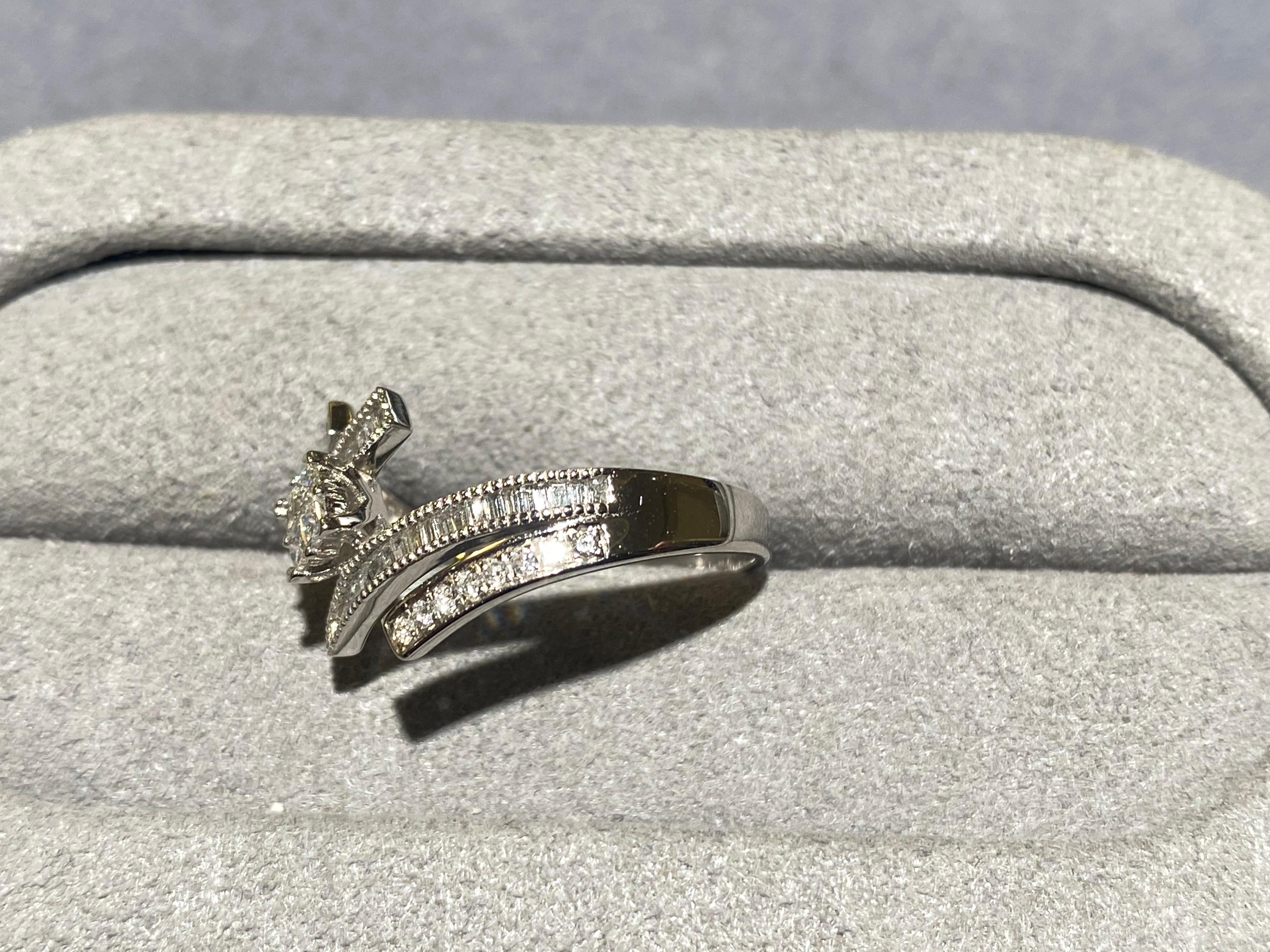 Square Diamond Ring in 18k White Gold In New Condition For Sale In Melbourne, AU