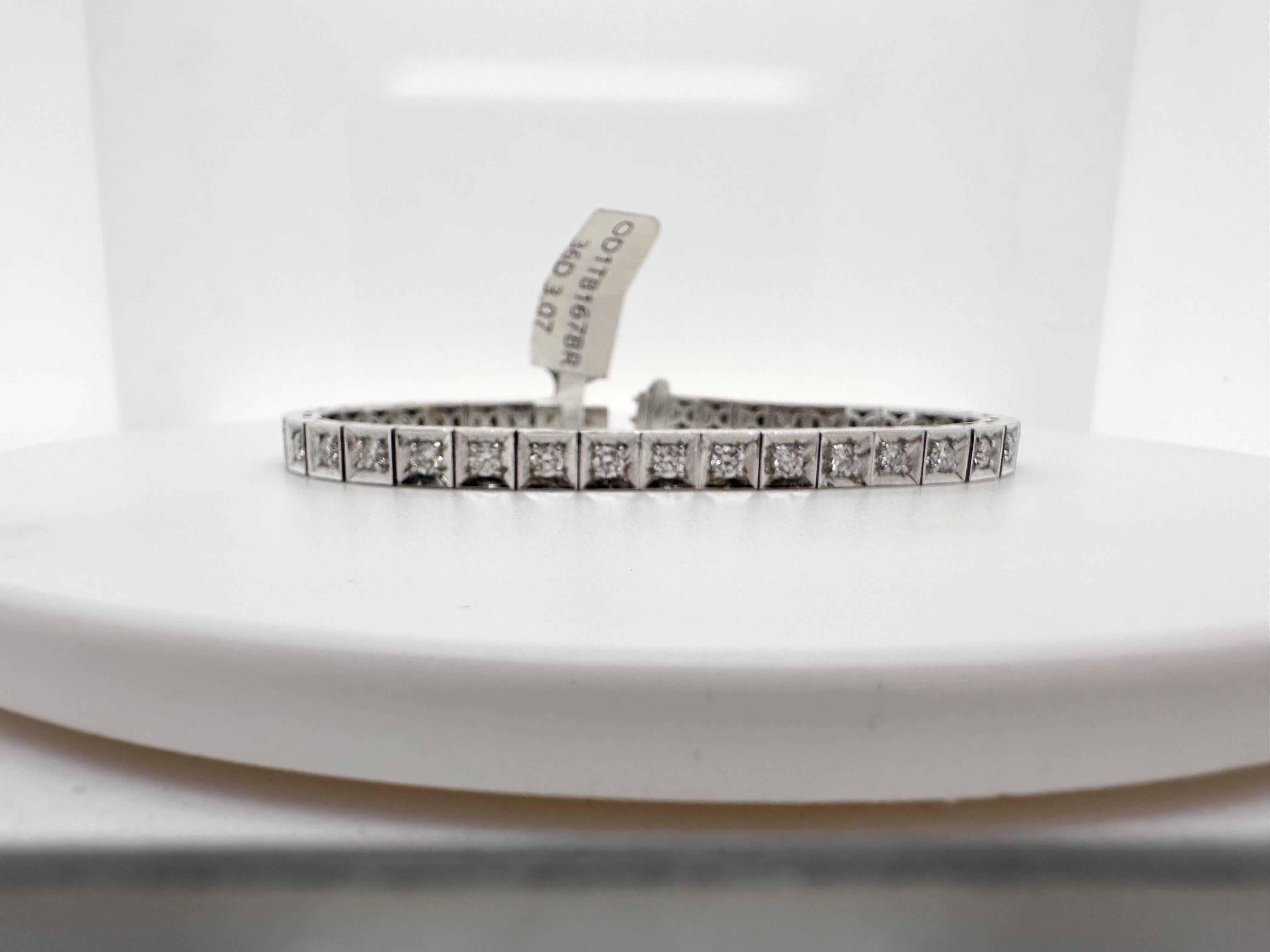 Bracelet classique de diamants carrés en or blanc 18KT.

Type de métal : 18KT
Naturel Diamant(s) : 
Couleur : F-G
Taille:Brilliante ronde
Carat : 3.07ct
Clarté : VS-SI (moyenne)
Article : T11400
Taille:7.50