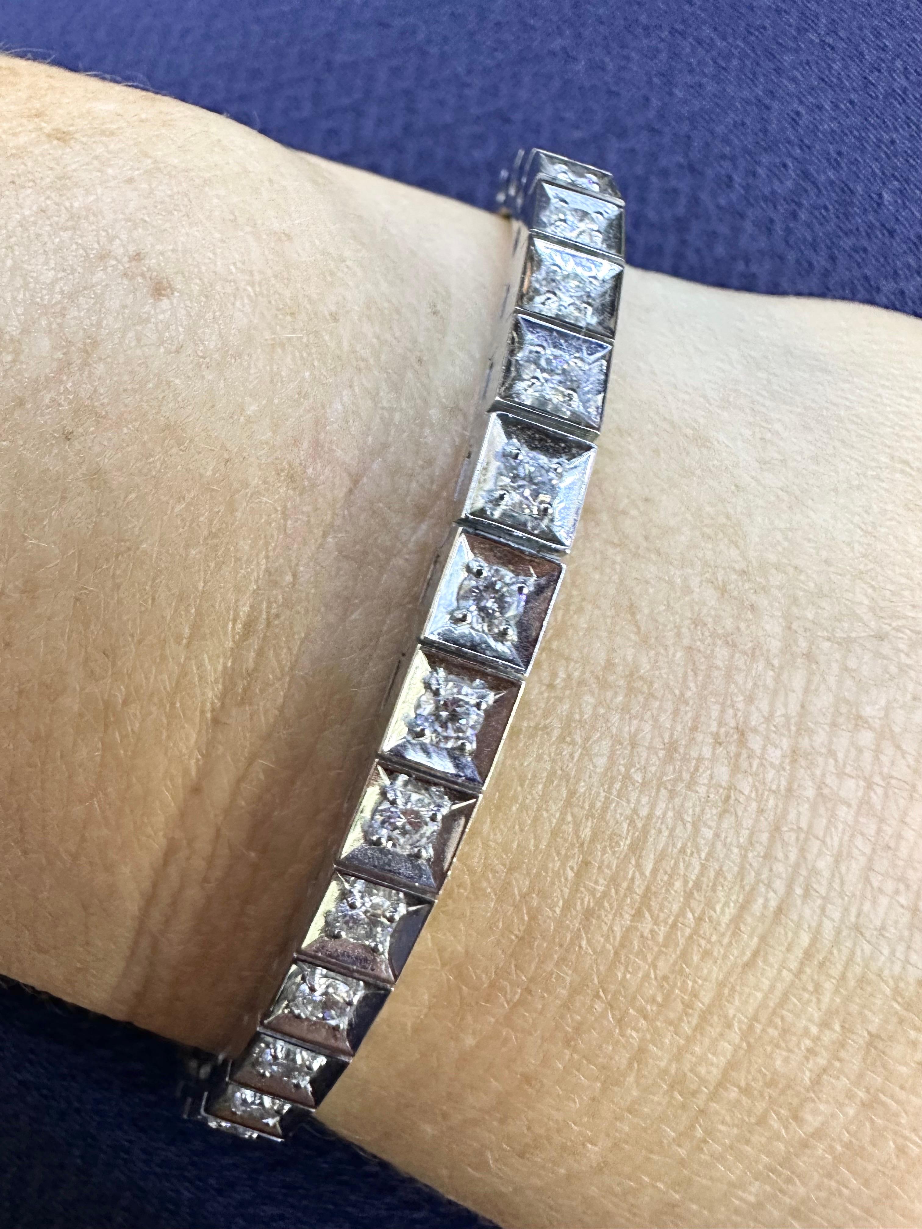 Square diamond tennis bracelet in 18KT white gold In New Condition For Sale In Boca Raton, FL