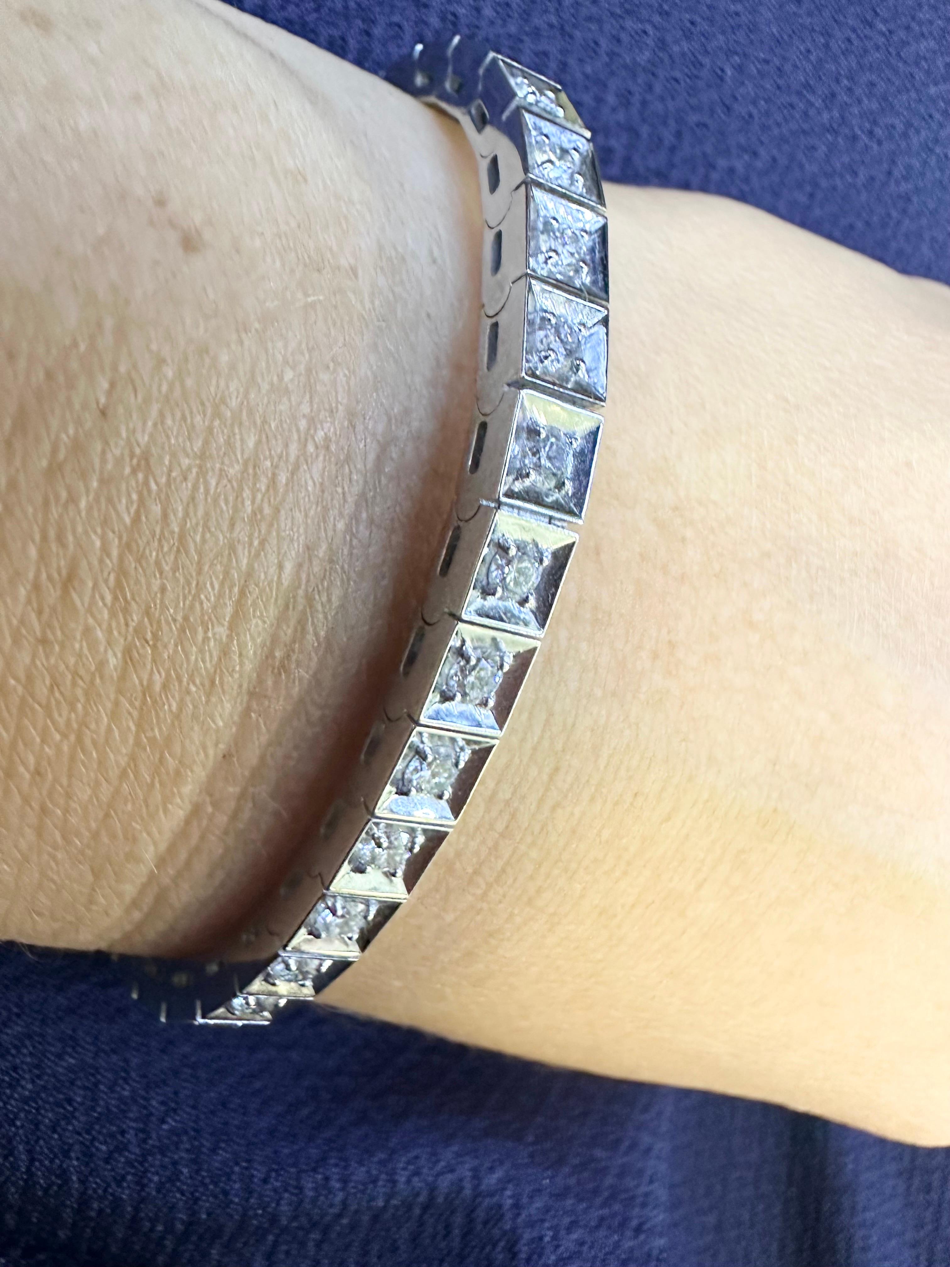 Bracelet tennis carré en or blanc 18 carats et diamants en vente 1
