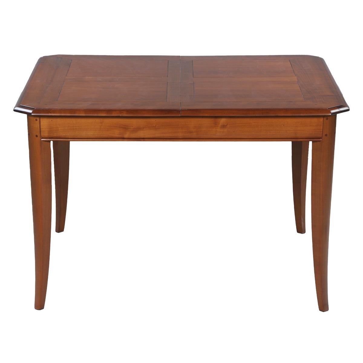 Cette table de salle à manger carrée est typique des meubles classiques français et fait partie de notre collection TRADITION qui reprend les classiques intemporels du charme de la campagne française. Les pieds en forme de sabre, les pilastres et