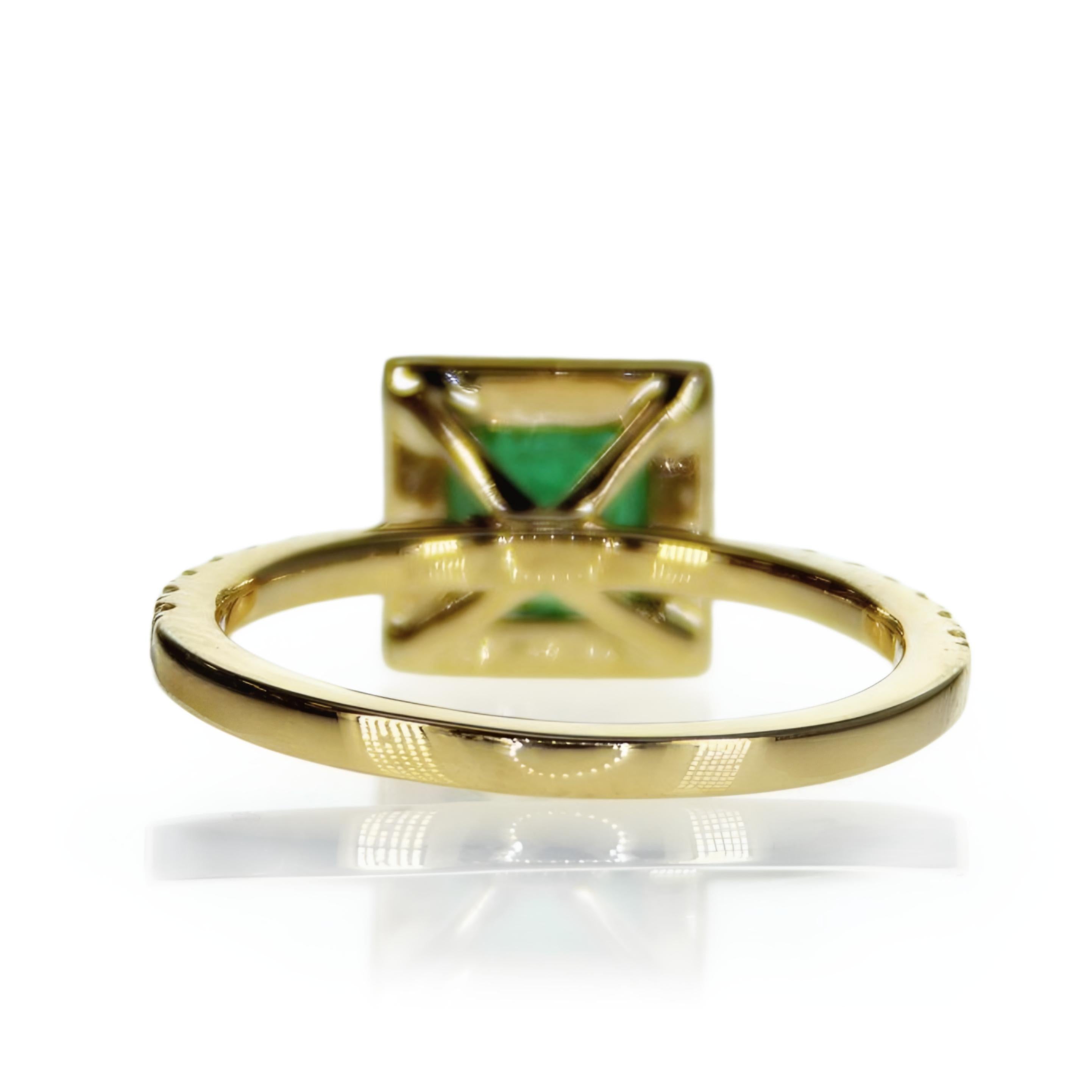 Women's Square Emerald and diamonds halo classic ring For Sale