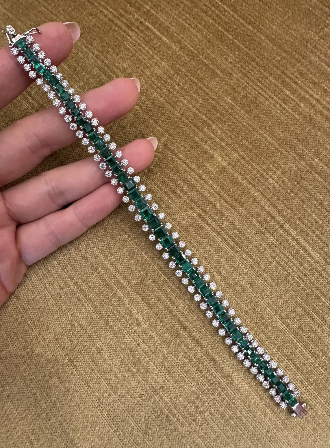 Quadratisches Smaragd- und rundes Diamantarmband mit Linie 7 Zoll aus 18 Karat Weißgold 

Smaragd- und Diamantarmband mit quadratischen Smaragden im Stufenschliff, flankiert von runden Brillanten, gefasst in 18 Karat Weißgold.

Das Gesamtgewicht des